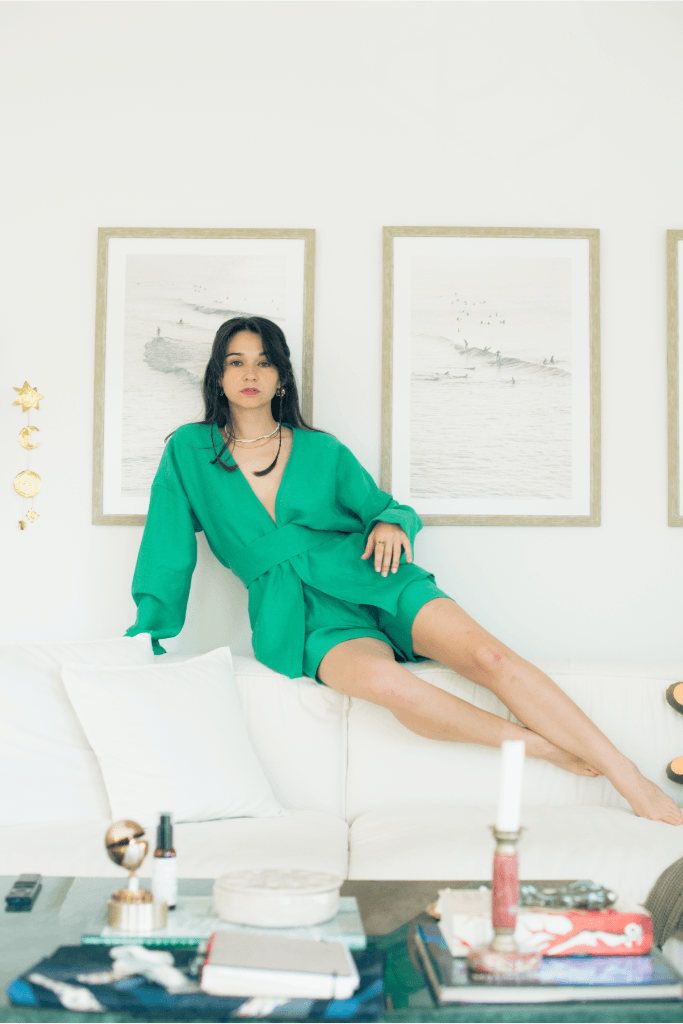 Selin görselde Dream Şort ile Wrap Ceket giymektedir.