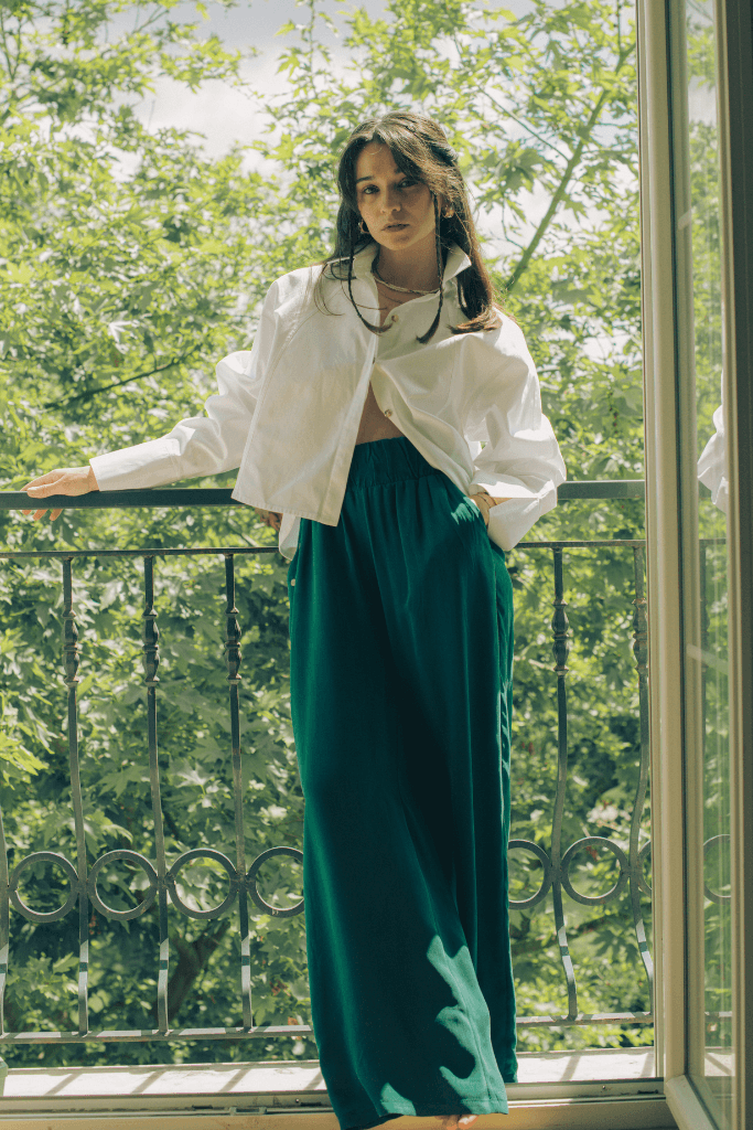 Selin görselde Dream Pantolon ile Giyi Crop Gömlek giymektedir.