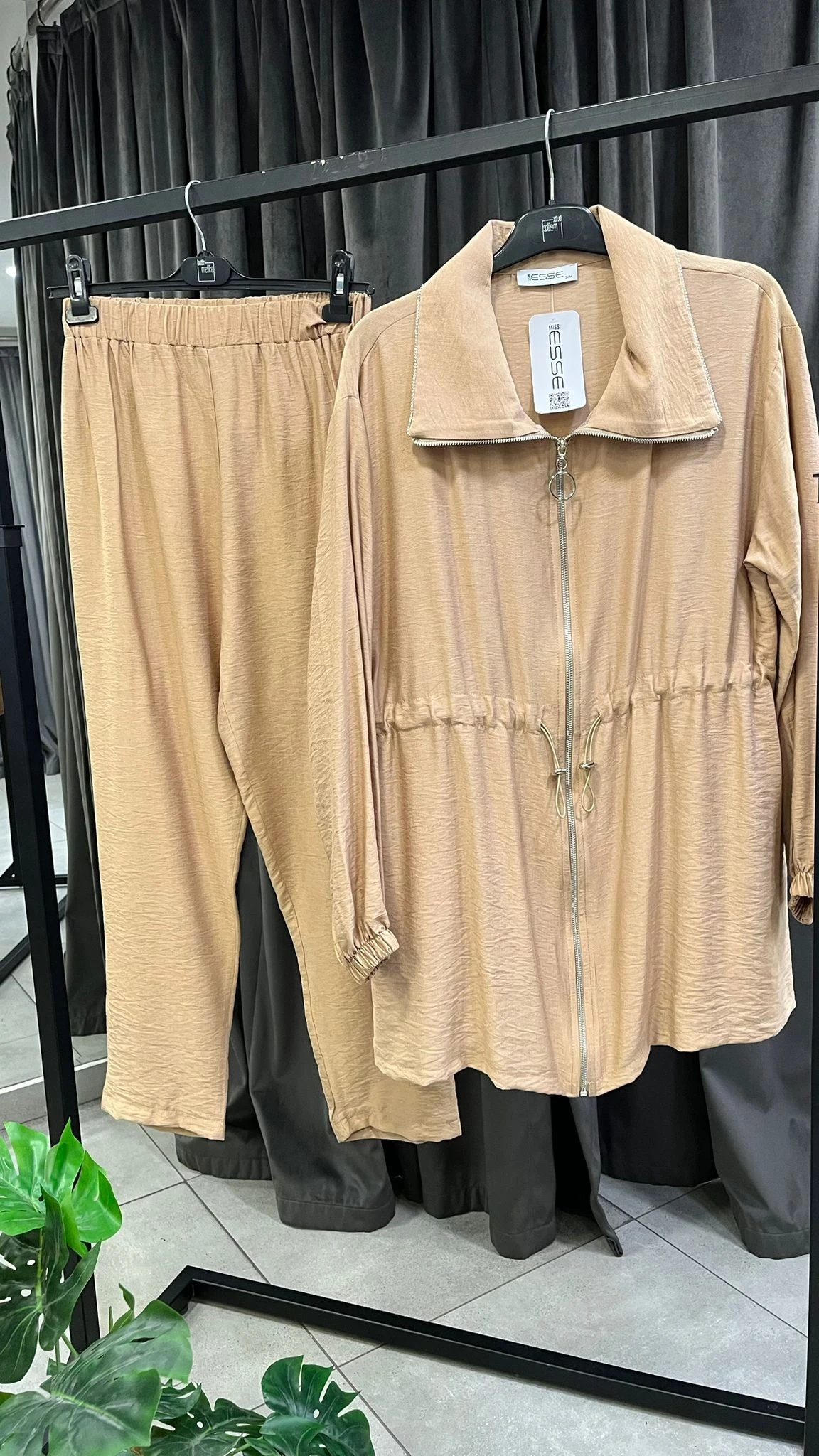 Yakası Taşlı Takım Camel