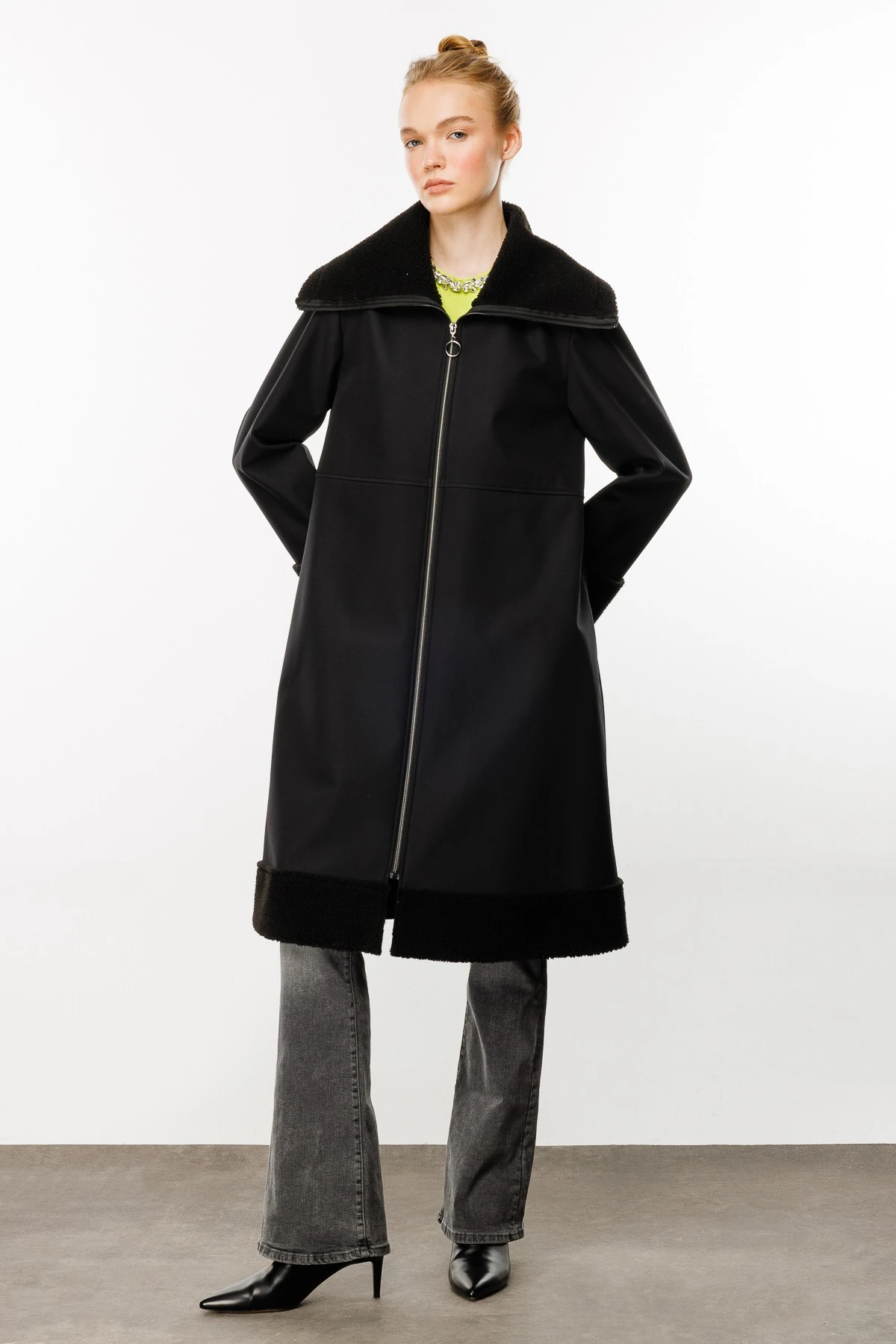 Softy Kol Ve Yaka Kürk Detaylı Hafif Rahat Kulanım Sunan İçi Polar Kaplı Kap Manto-Siyah