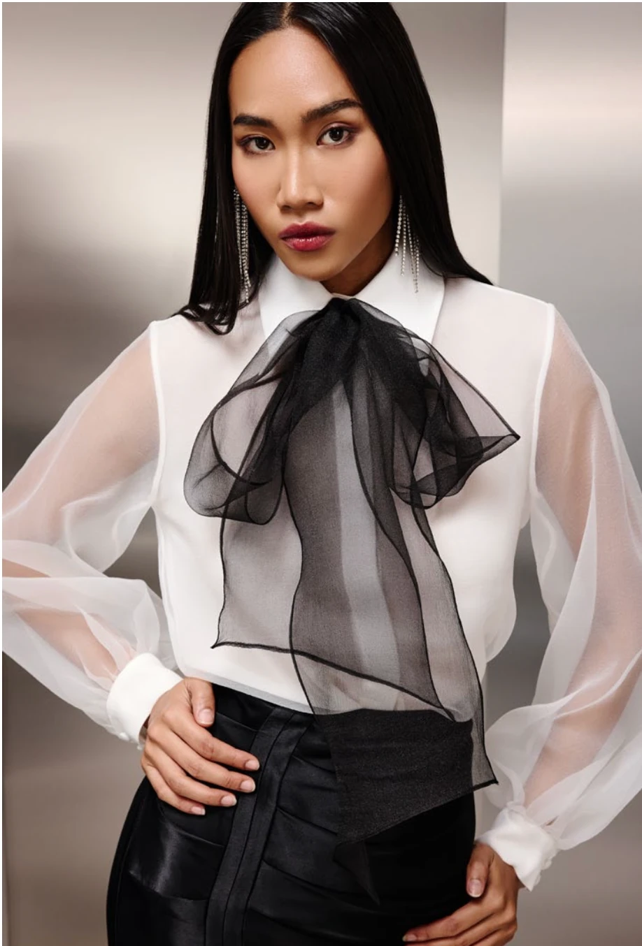 Siyah Fularlı Organze Bluz