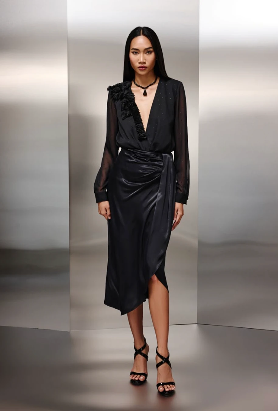 Yaka Aksesuar Detayli Simli Body