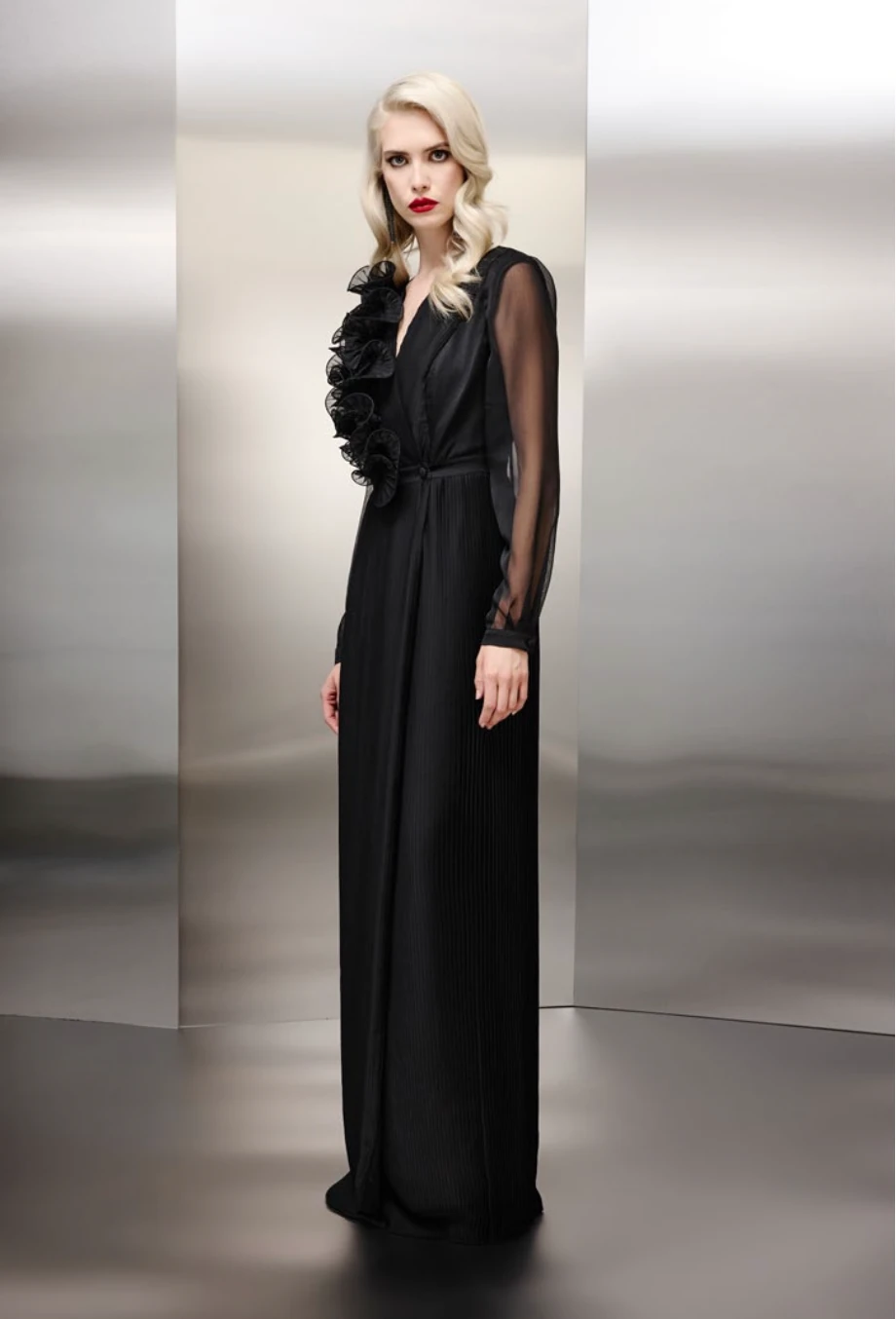 Yaka Volan Detayli Pli̇se Tasarim Elbi̇se