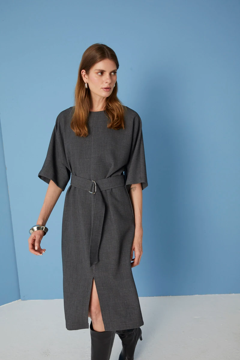 26KE015 KEMERLİ UZUN ELBİSE