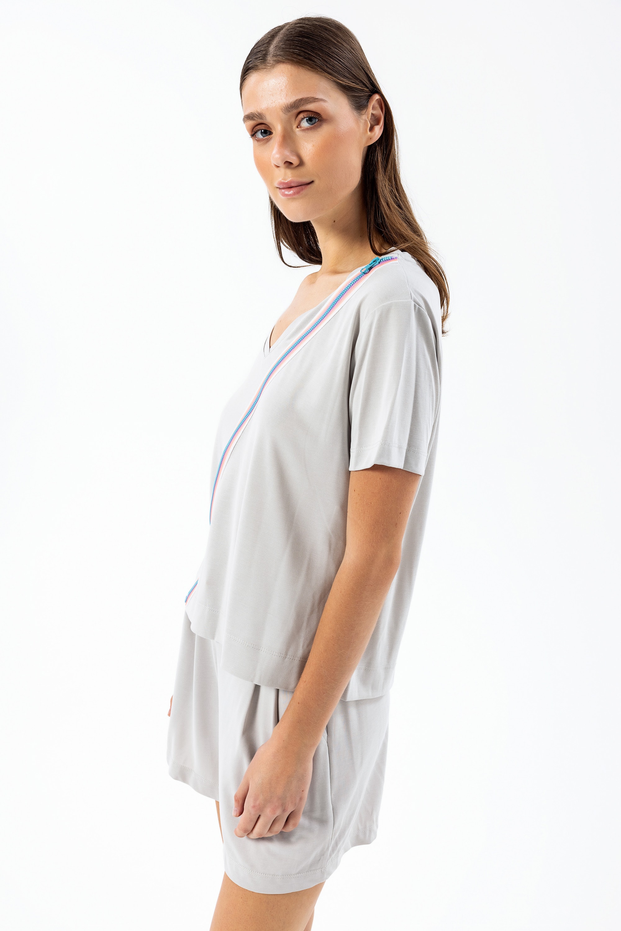 24YT041 FERMUARLI V YAKA T-SHIRT