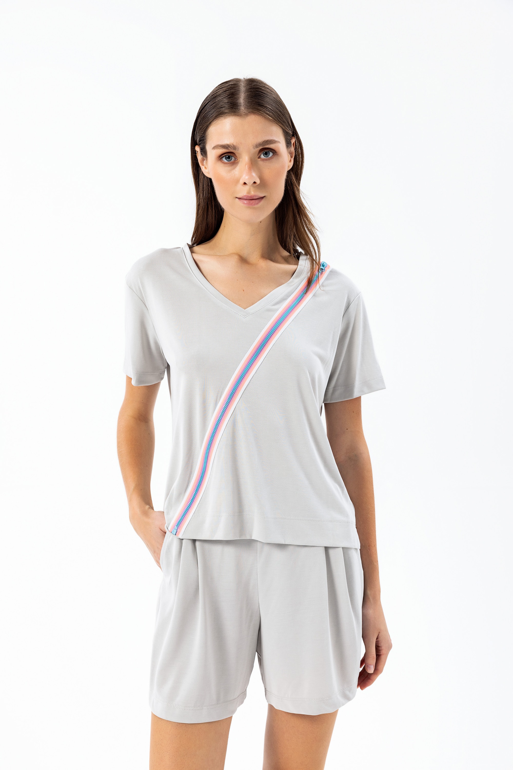 24YT041 FERMUARLI V YAKA T-SHIRT