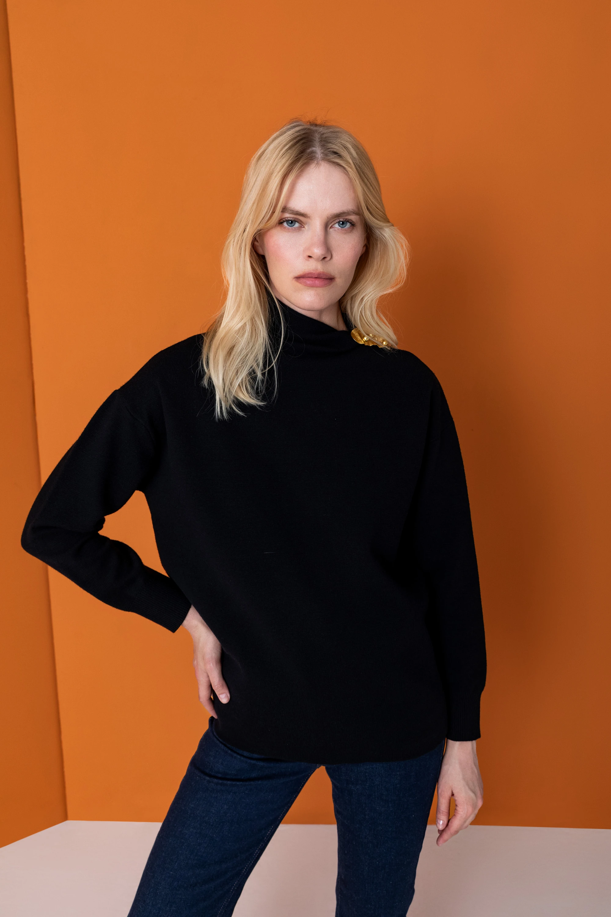 26KR014 BROŞ DETAYLI TRİKO