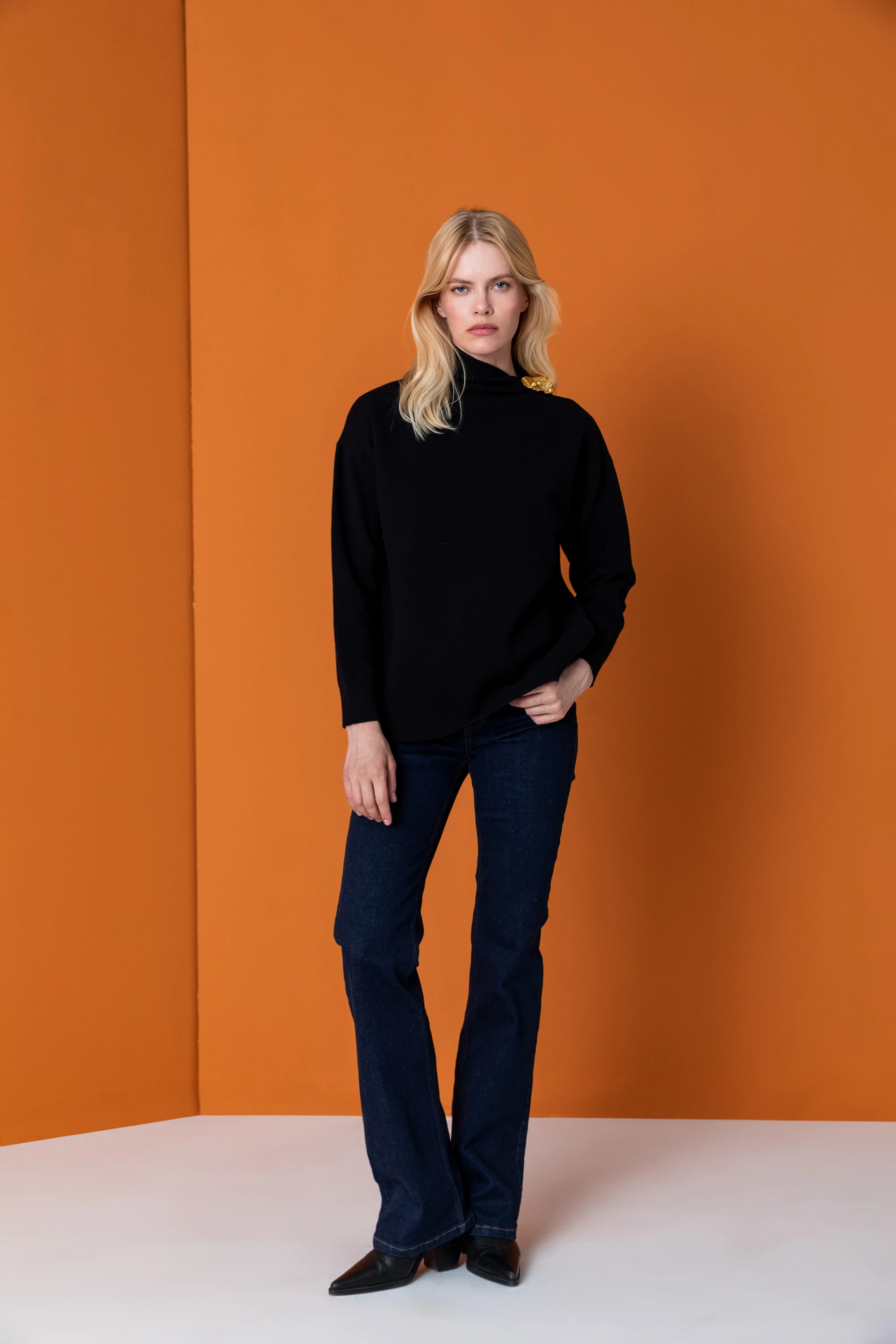 26KR014 BROŞ DETAYLI TRİKO