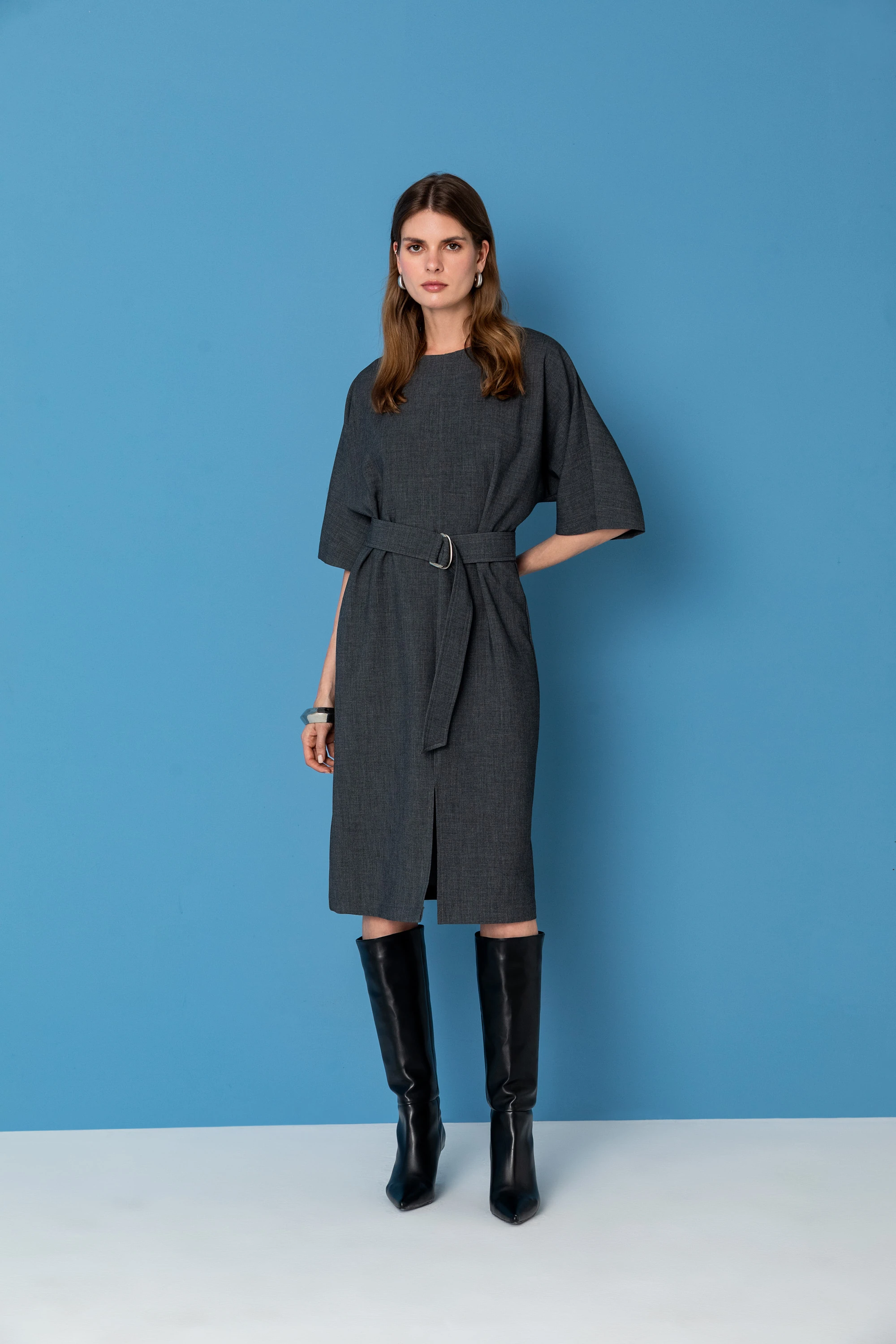 26KE015 KEMERLİ UZUN ELBİSE