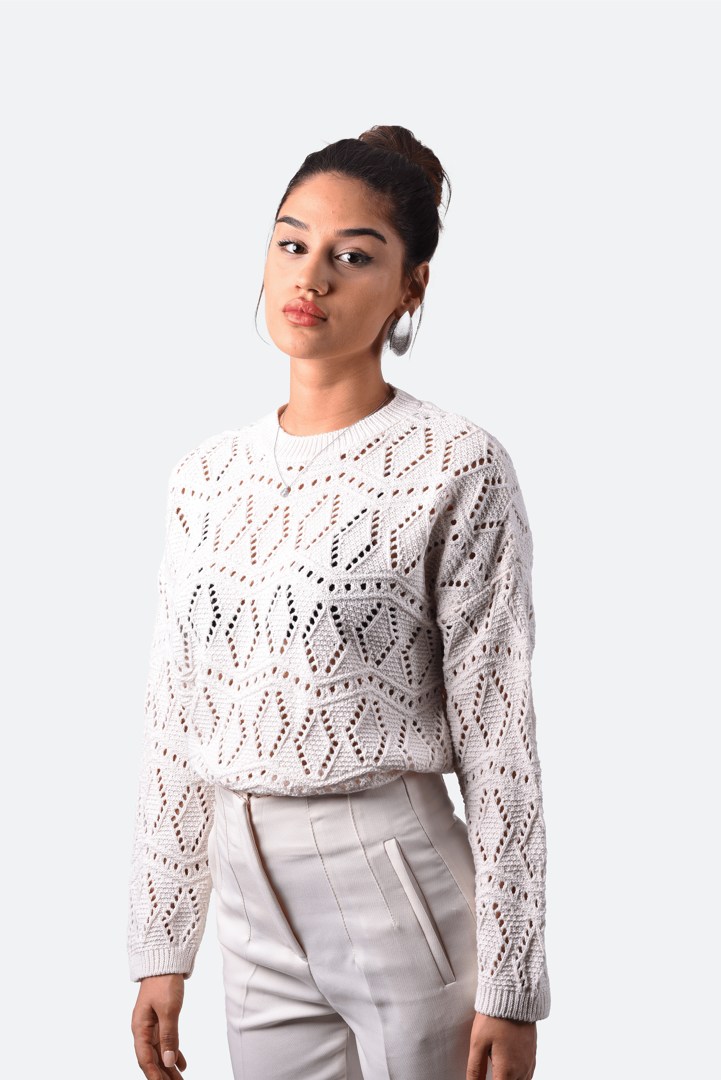 POINTELLE-STRICKPULLOVER MIT RAUTENMUSTER - GEBROCHENES WEISS