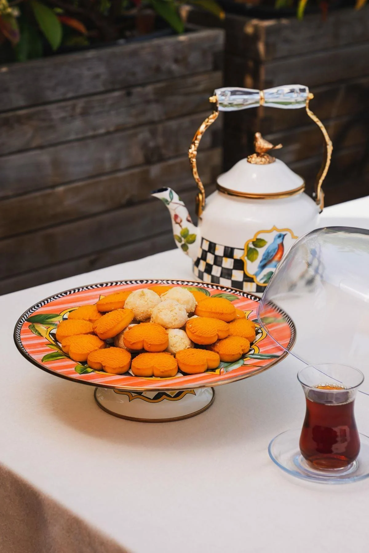 Paradise Kuş Desenli Ayaklı Emaye Kapaklı Kek Fanusu