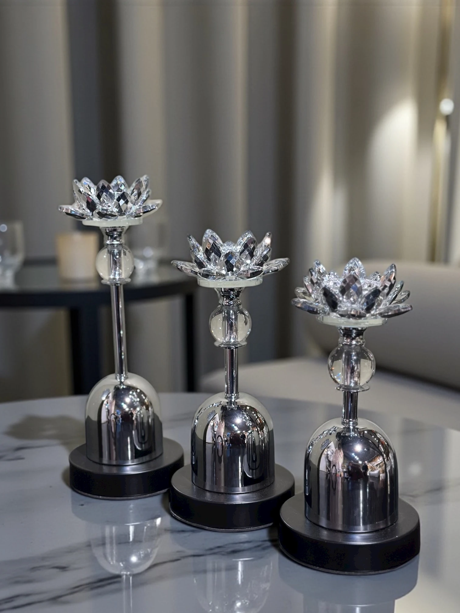 Siyah Tabanlı Kristal Lotus Mumluk - Krom