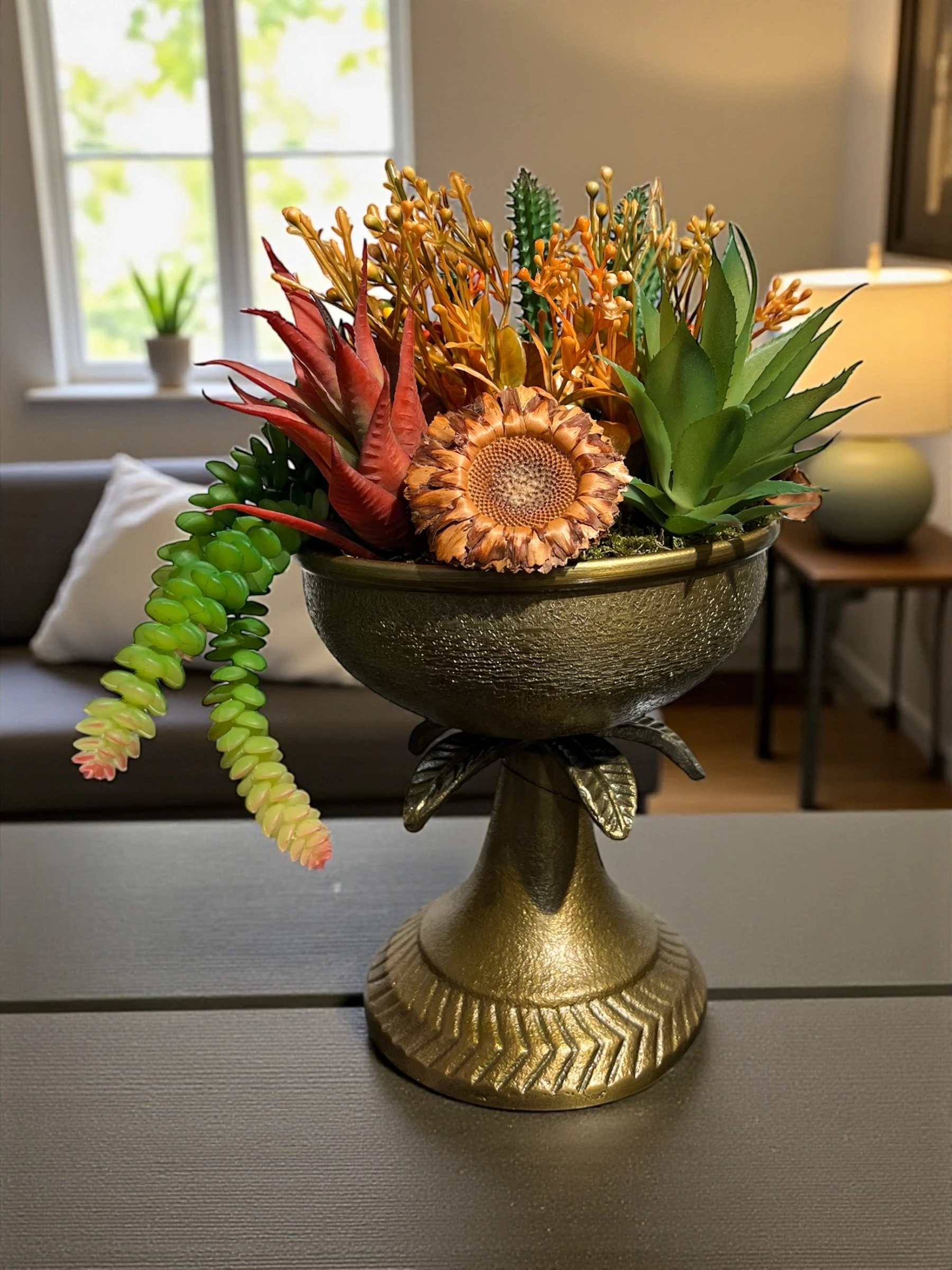 Yaprak Detaylı Döküm Vazoda Sukulent Aranjmanı