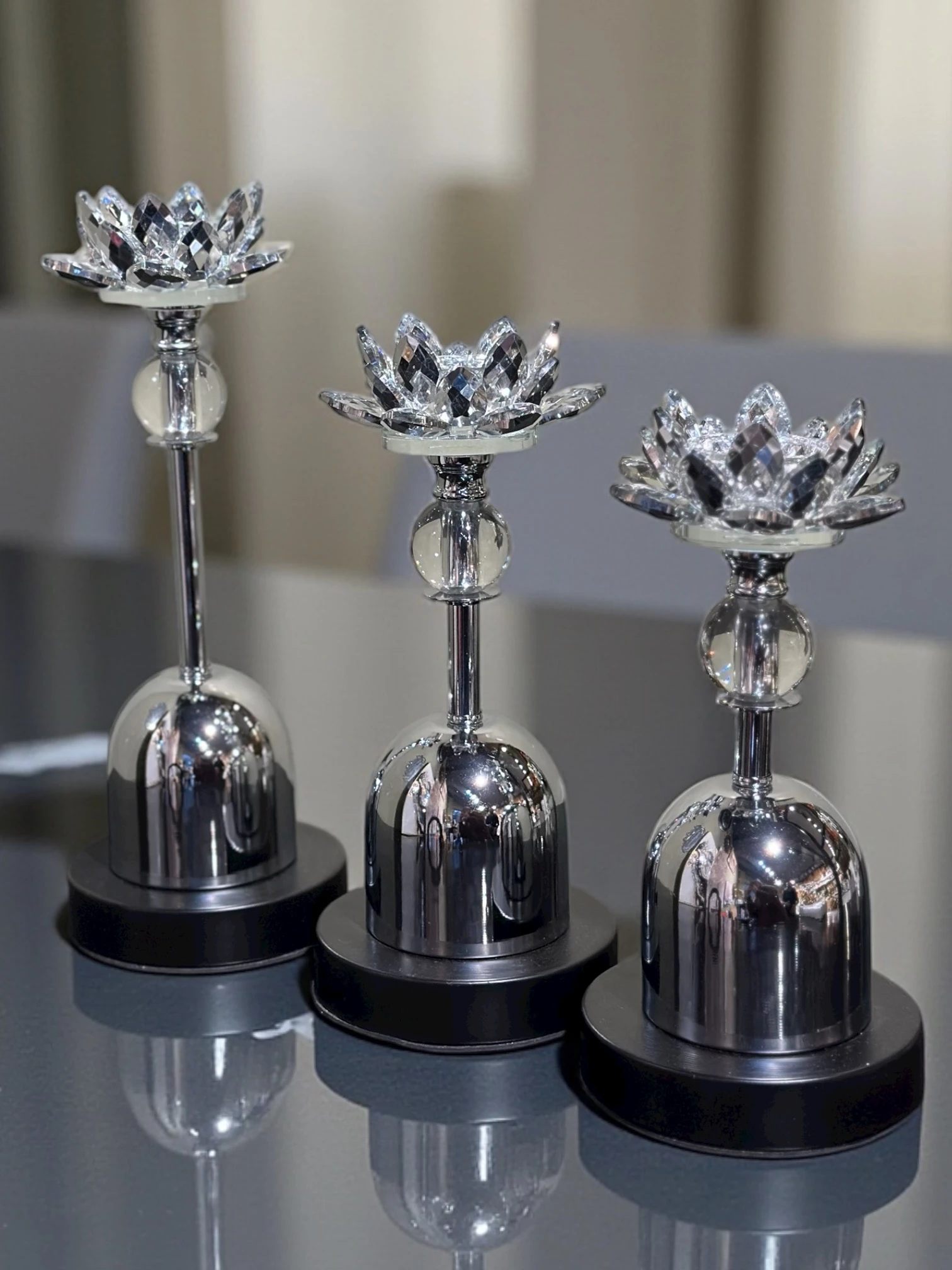 Siyah Tabanlı Kristal Lotus Mumluk - Krom