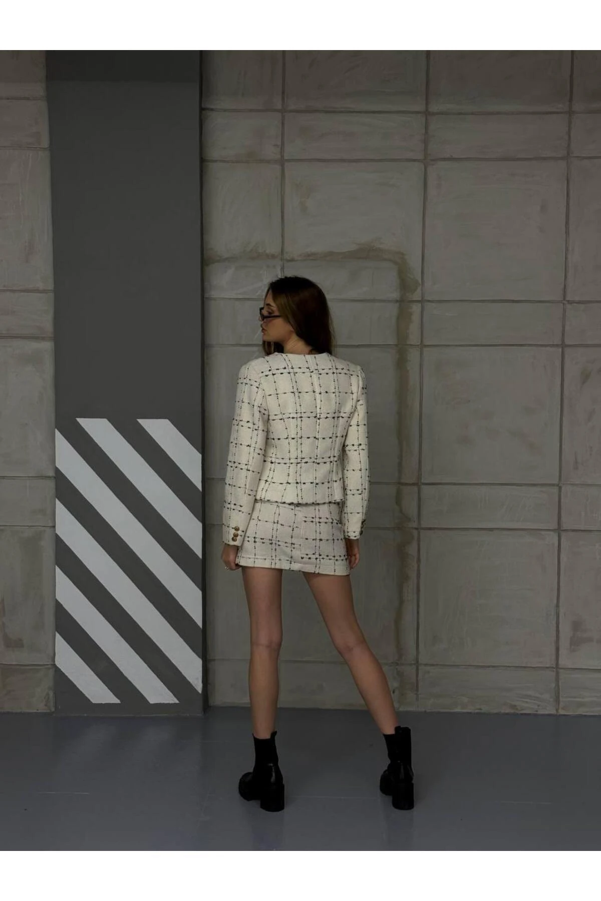 Beyaz Renk Siyah Çizgili, Bisiklet Yaka Tüvit Takım Elbise