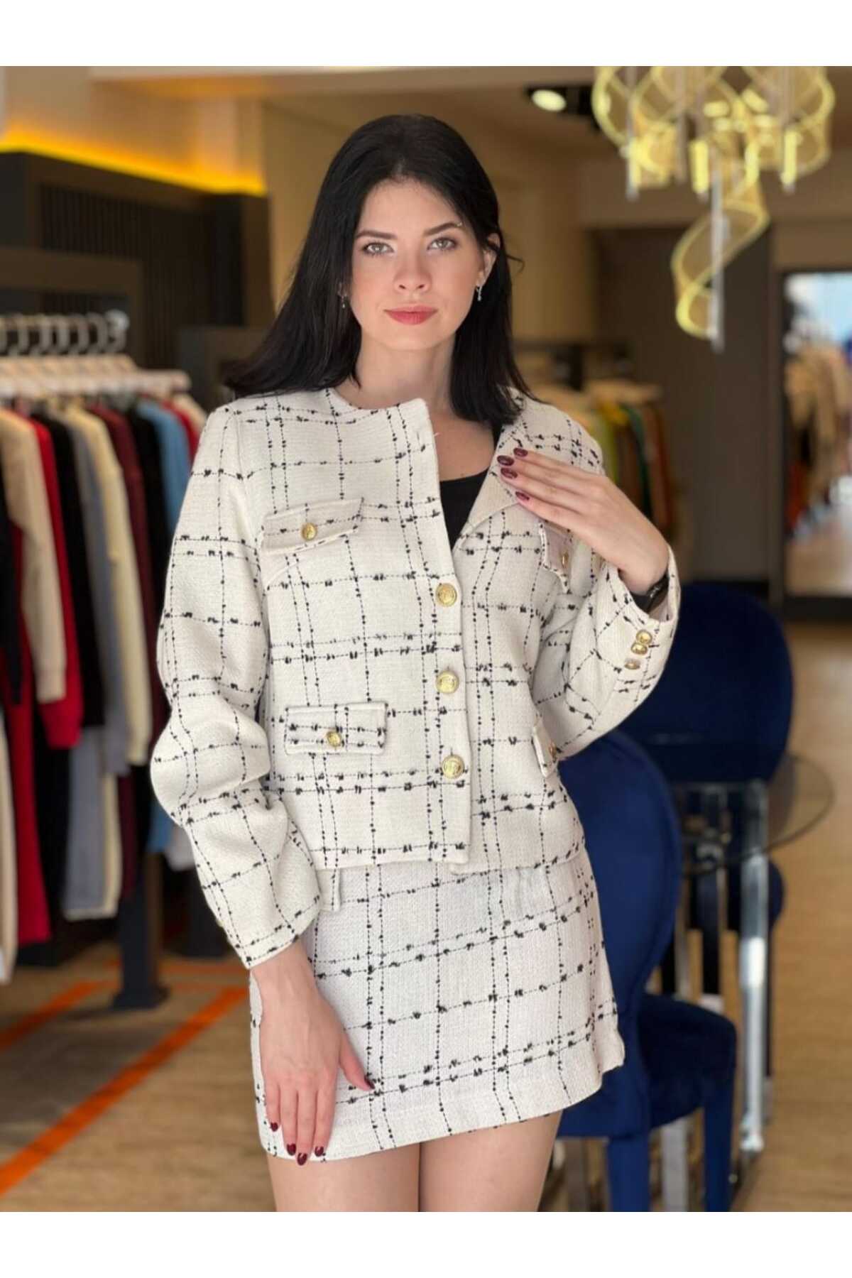 Beyaz Renk Siyah Çizgili, Bisiklet Yaka Tüvit Takım Elbise