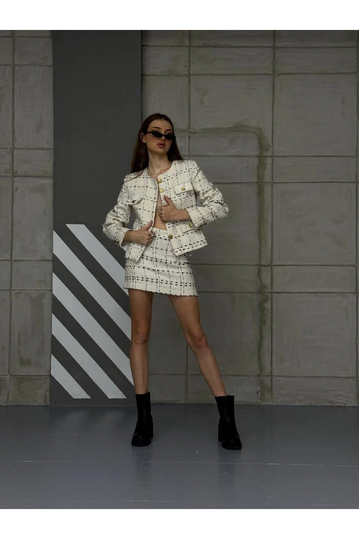 Beyaz Renk Siyah Çizgili, Bisiklet Yaka Tüvit Takım Elbise