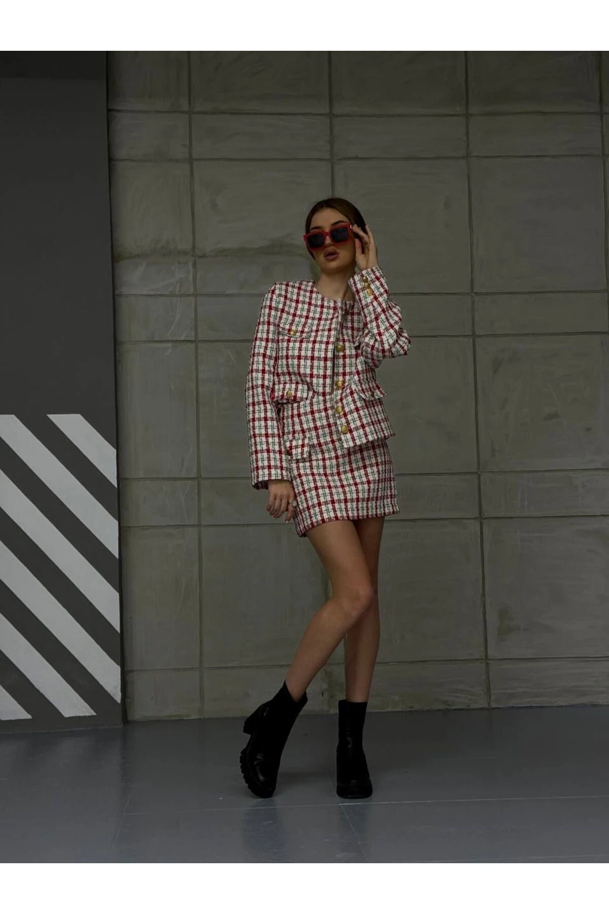 Beyaz Renk Kırmızı Çizgili, Bisiklet Yaka Tüvit Takım Elbise