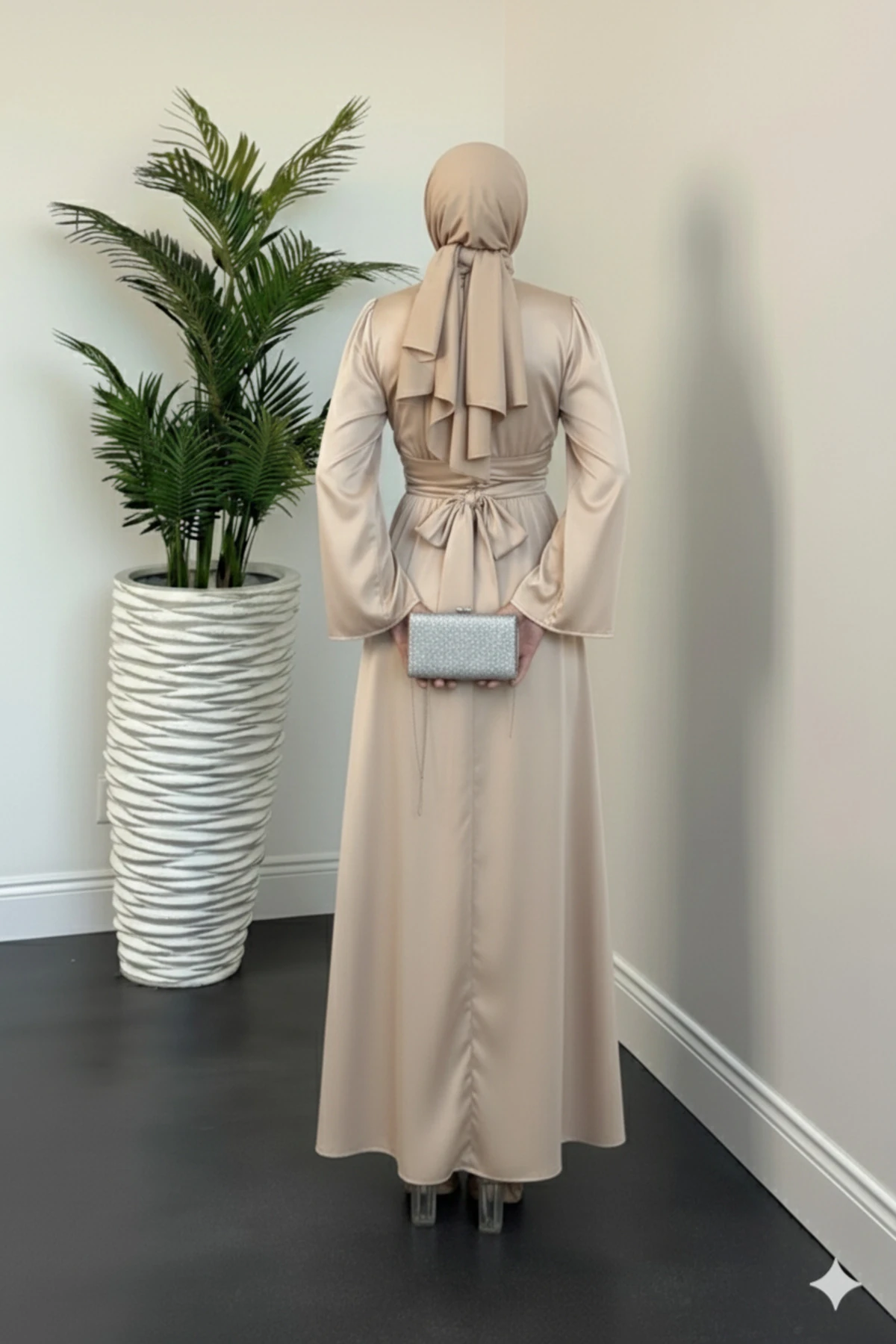 Krem Çapraz Bağlamalı Yakası Ve Beli Büzgülü Saten Tesettür Elbise