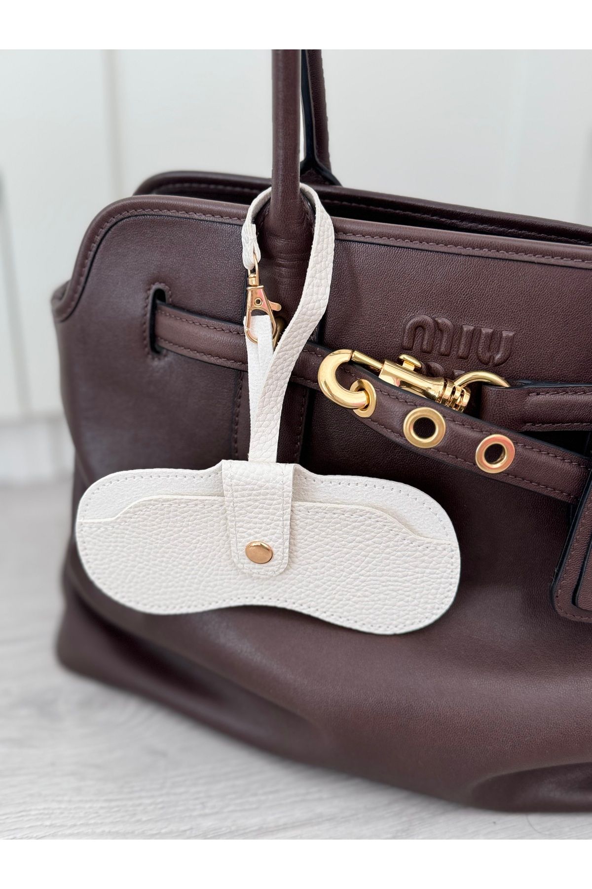 GÖZLÜK KABI CHARM ÇANTA AKSESUARI - beyaz