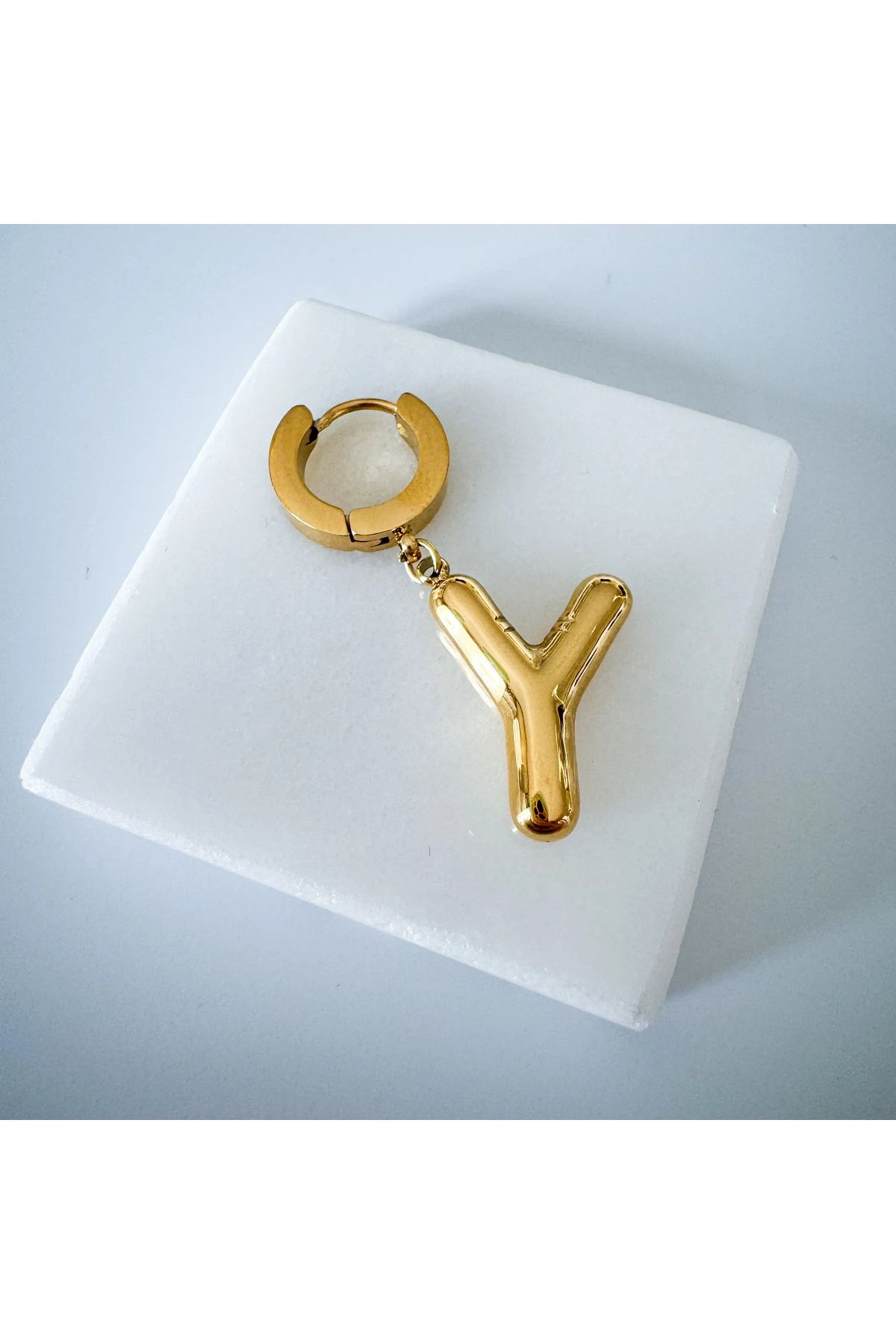 Çelik bombeli Y harfi küpe