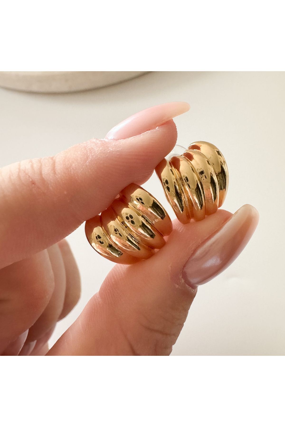 Çelik mini çizgili oval küpe
