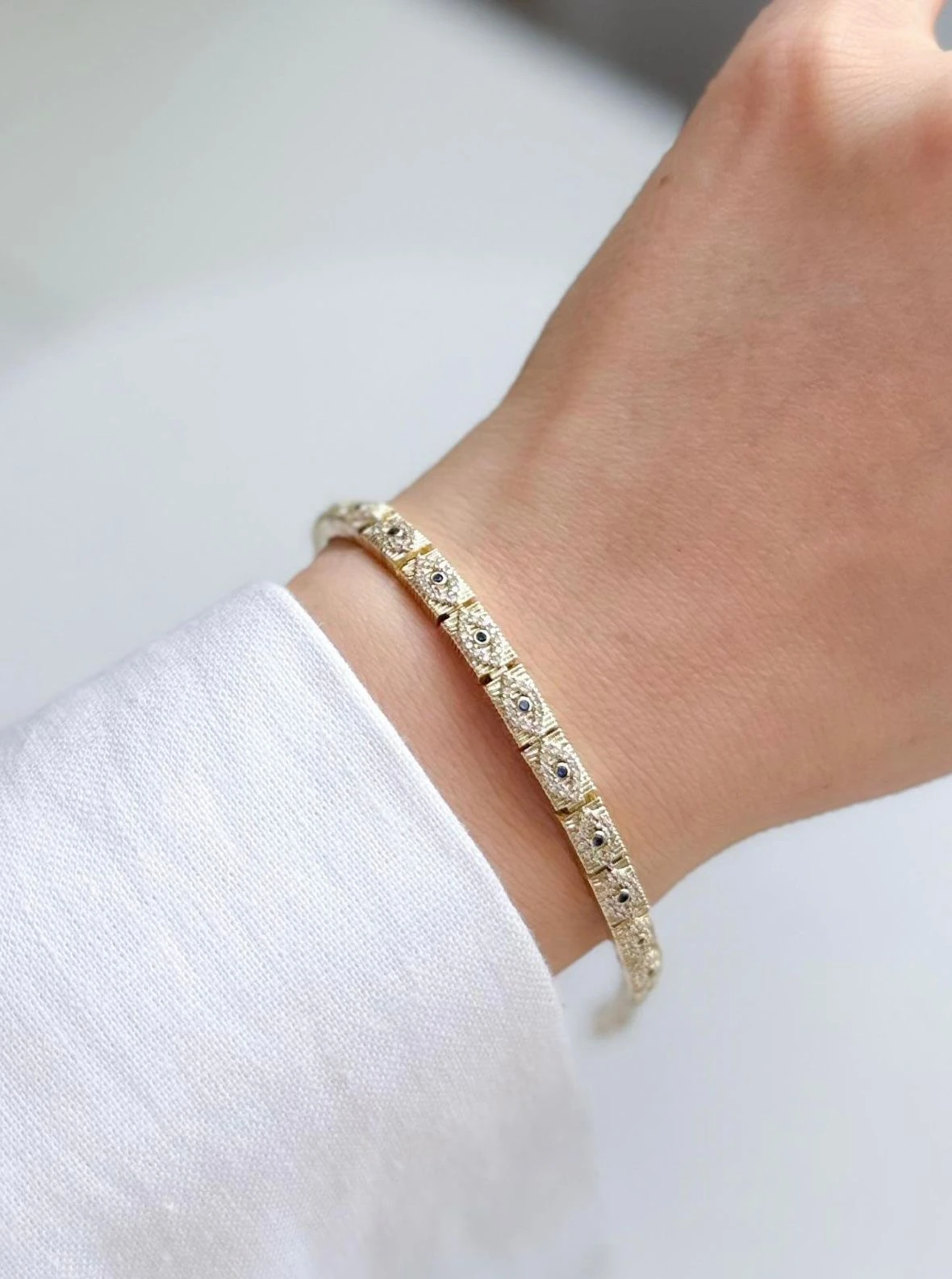 ÖZEL SERİ GÖZ BİLEKLİK