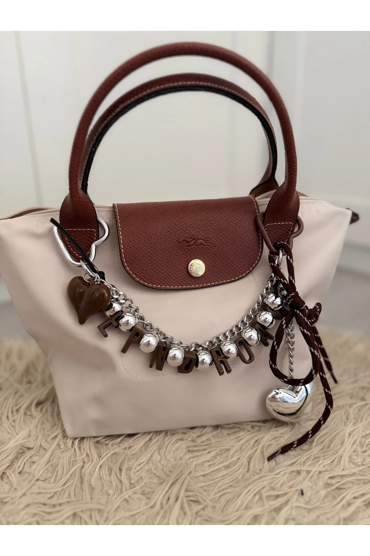 KAHVERENGİ KALP ZİNCİR CHARM ÇANTA AKSESUARI