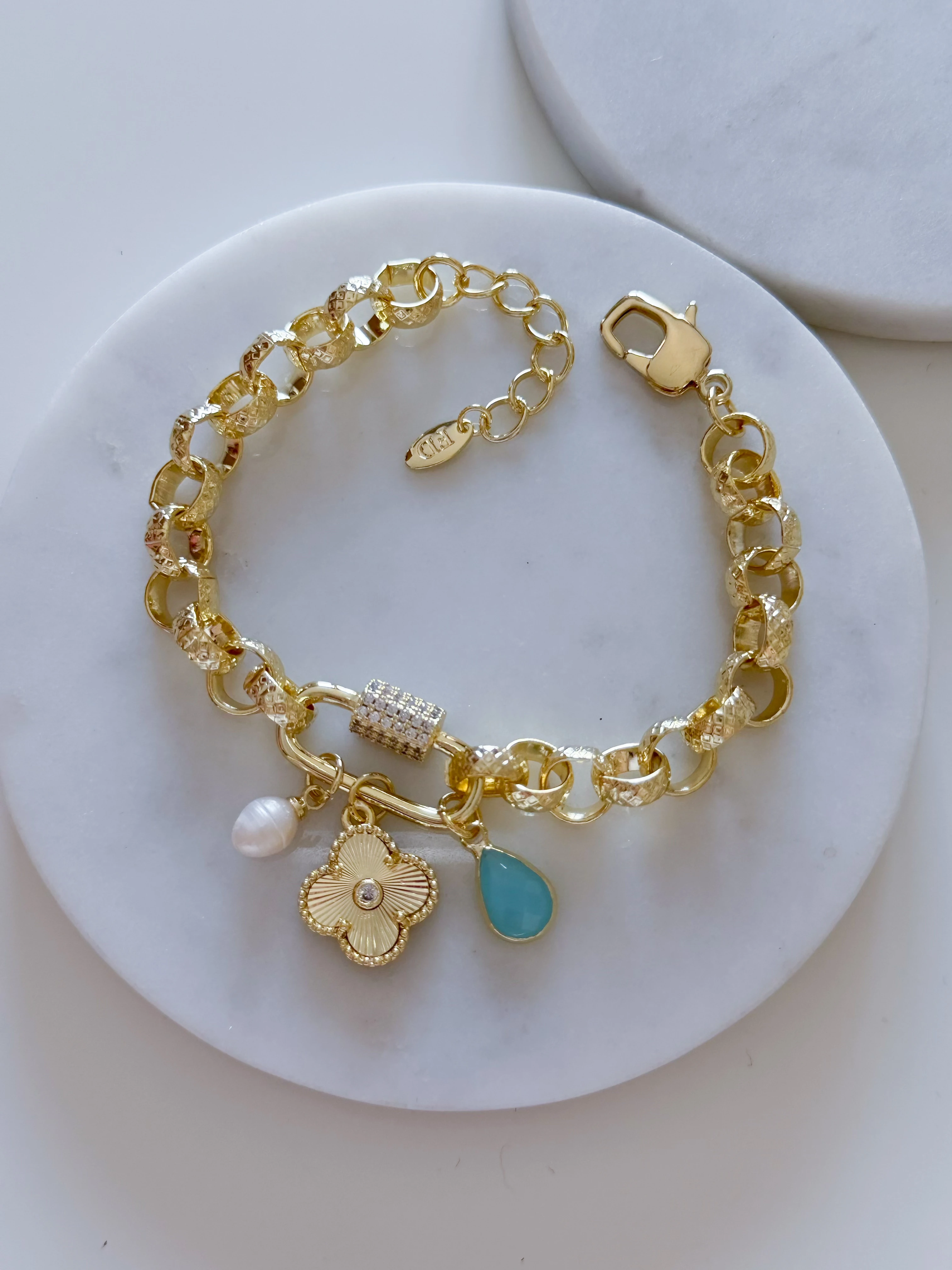 ÖZEL SERİ YONCA İNCİ CHARM BİLEKLİK