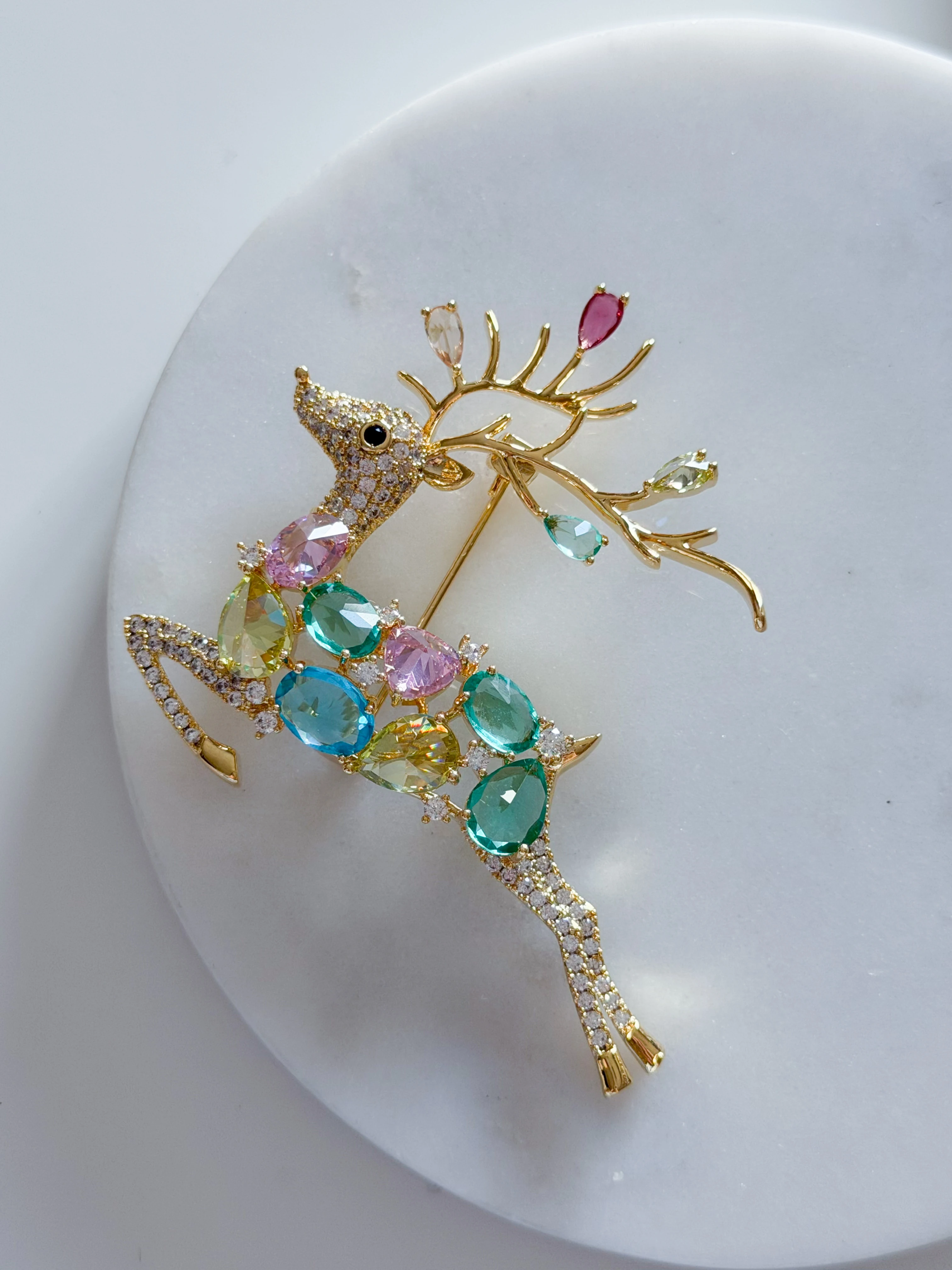 RENKLİ TAŞLI GEYİK BROŞ