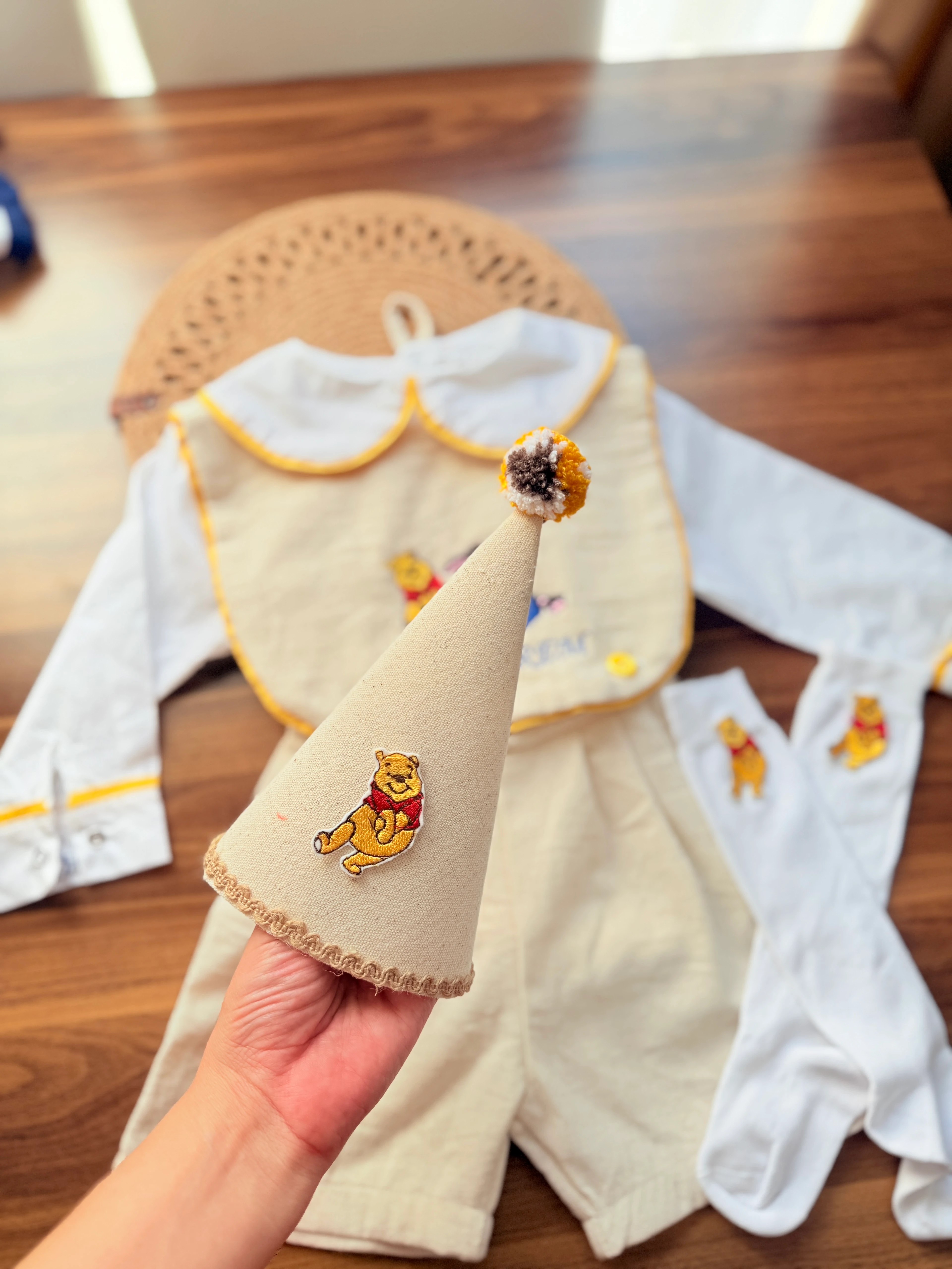 winnie takım 1 yaş tacı ve çorapları ile 