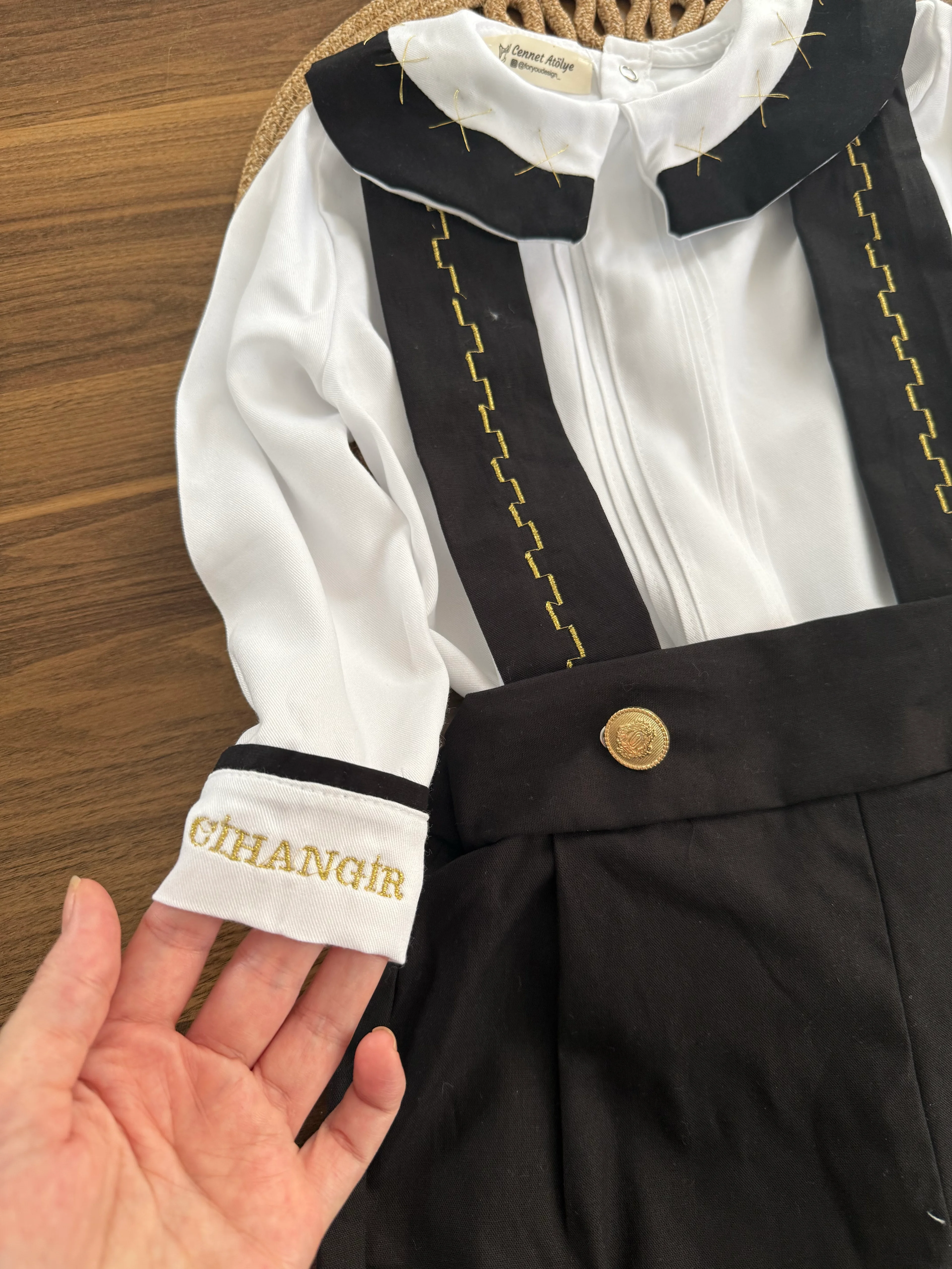 siyah askılı salopet ve gömlek