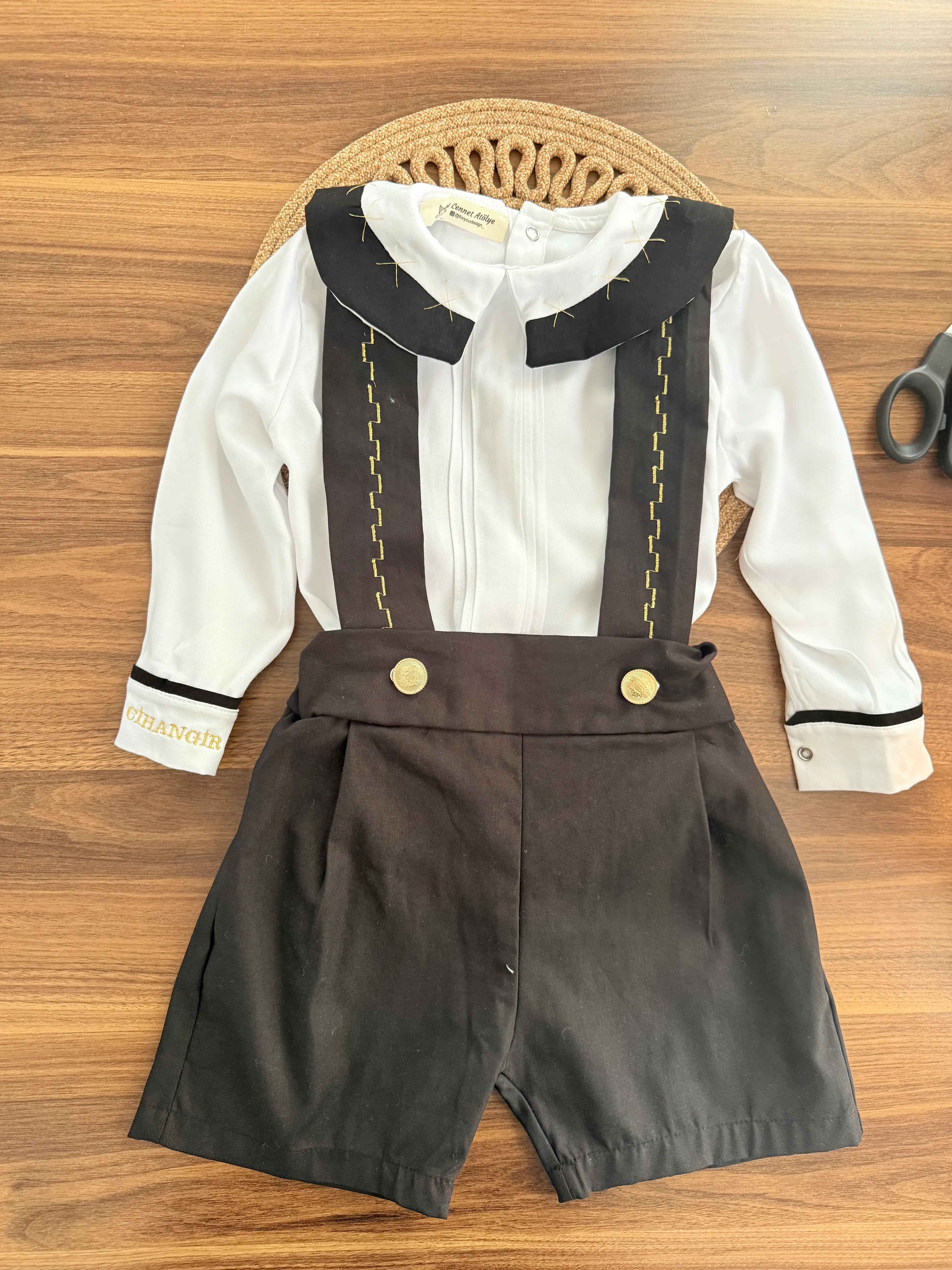 siyah askılı salopet ve gömlek