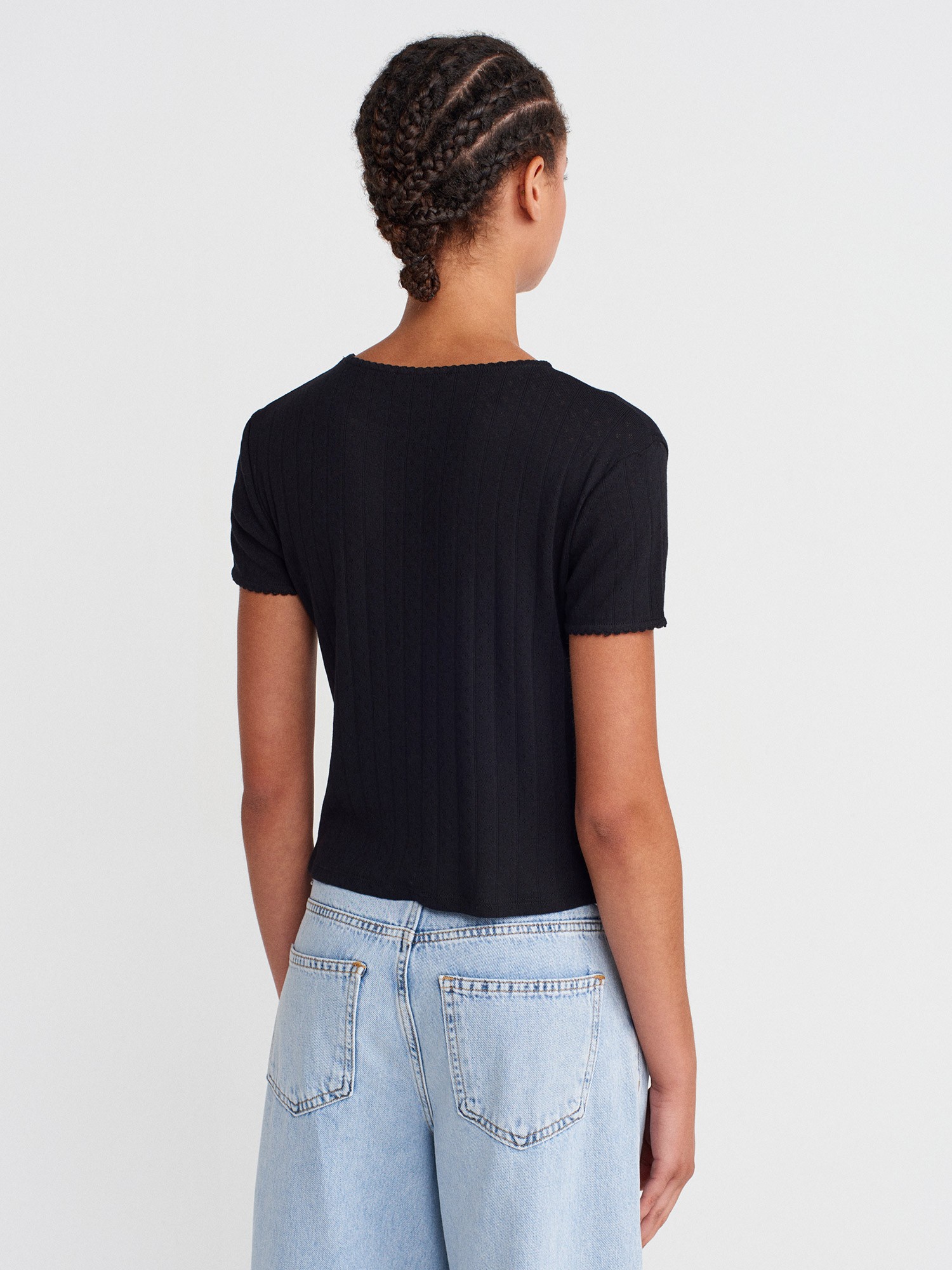 Fiyonk Detaylı Kısa Kollu Kontrast T-shirt-Siyah