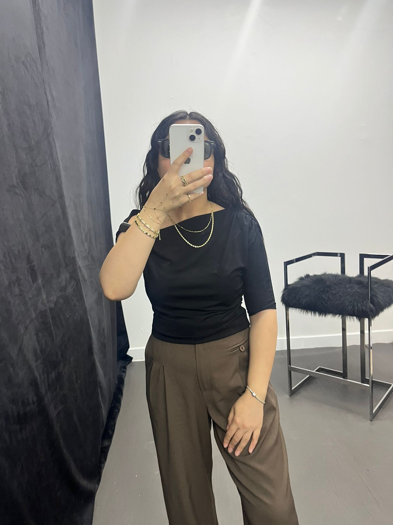 Omzu Gold Aksesuarlı Siyah Bluz