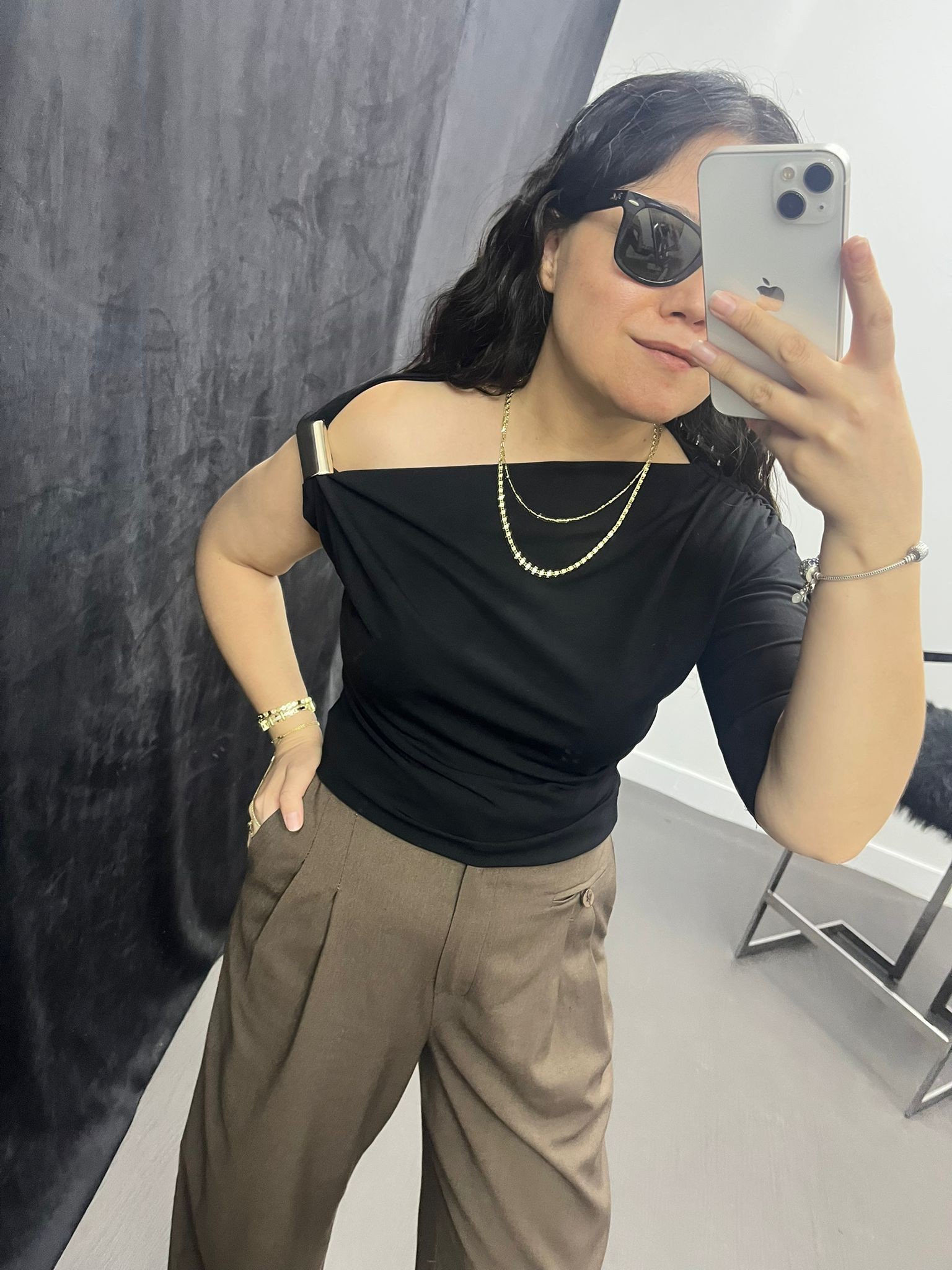 Omzu Gold Aksesuarlı Siyah Bluz