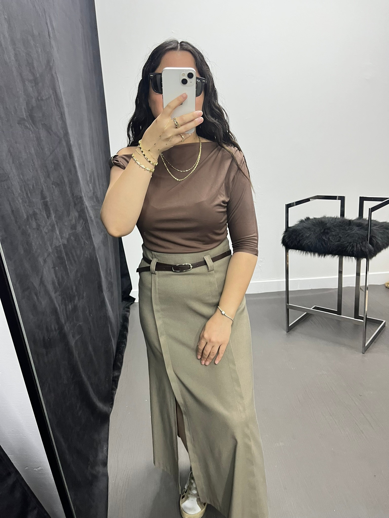 Omzu Gold Aksesuarlı Kahve Bluz