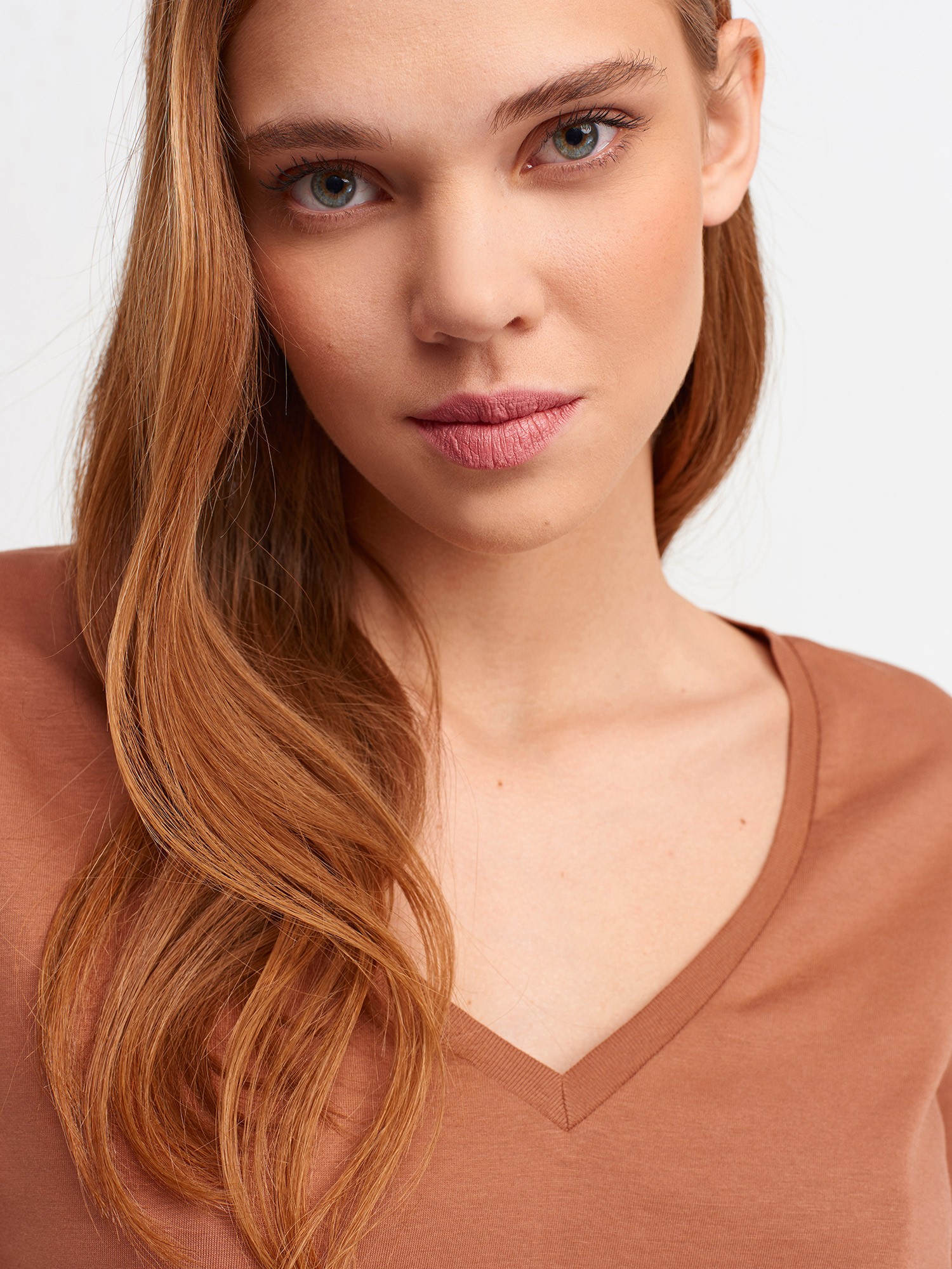 V Yaka Basic Tshirt Fındık