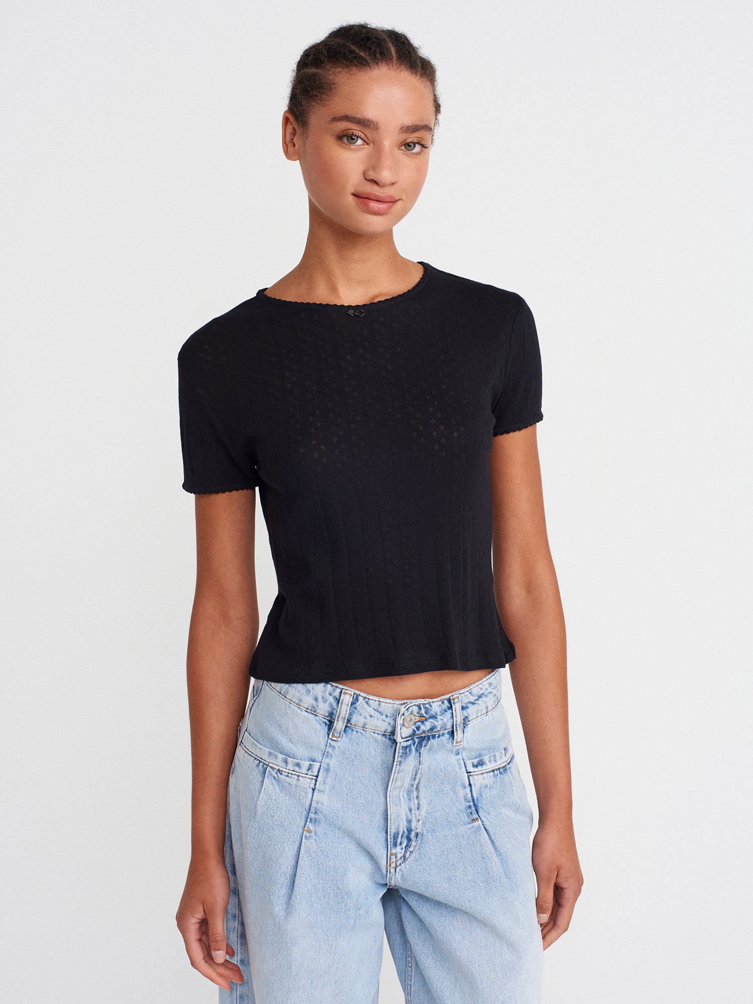 Fiyonk Detaylı Kısa Kollu Kontrast T-shirt-Siyah