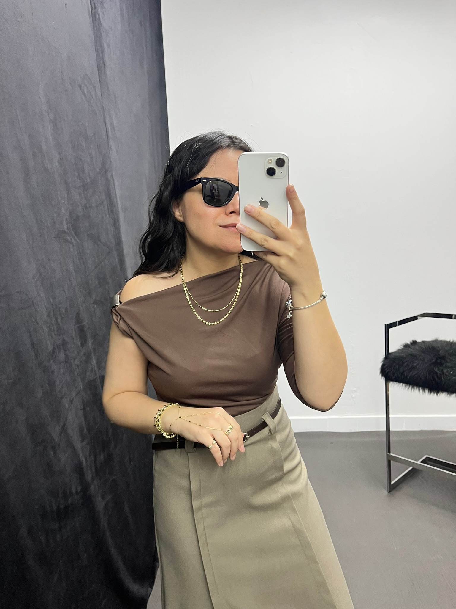 Omzu Gold Aksesuarlı Kahve Bluz