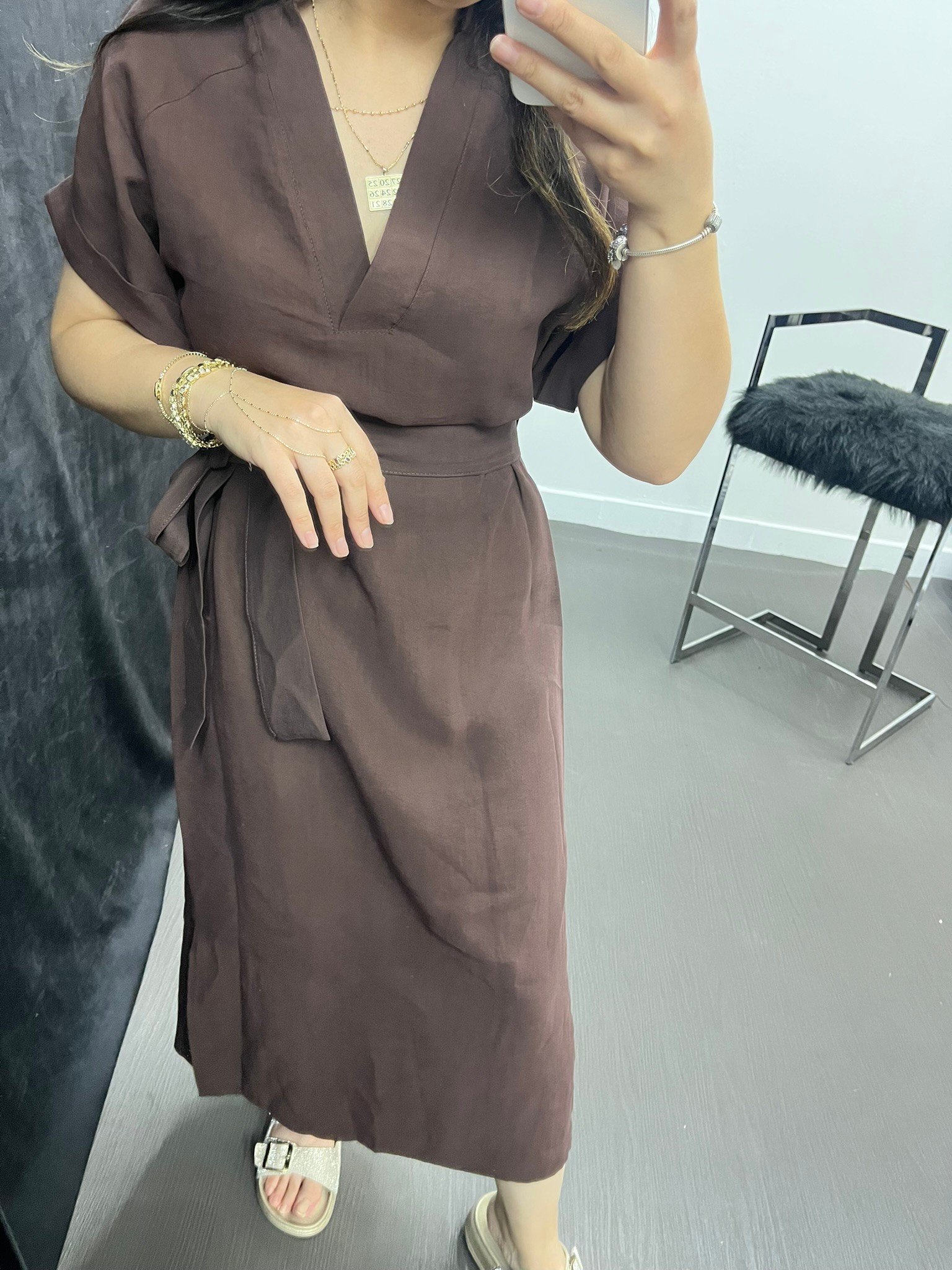 Arkası Lastik Detaylı ve Yandan Yırtmaçlı Elbise Kahve 