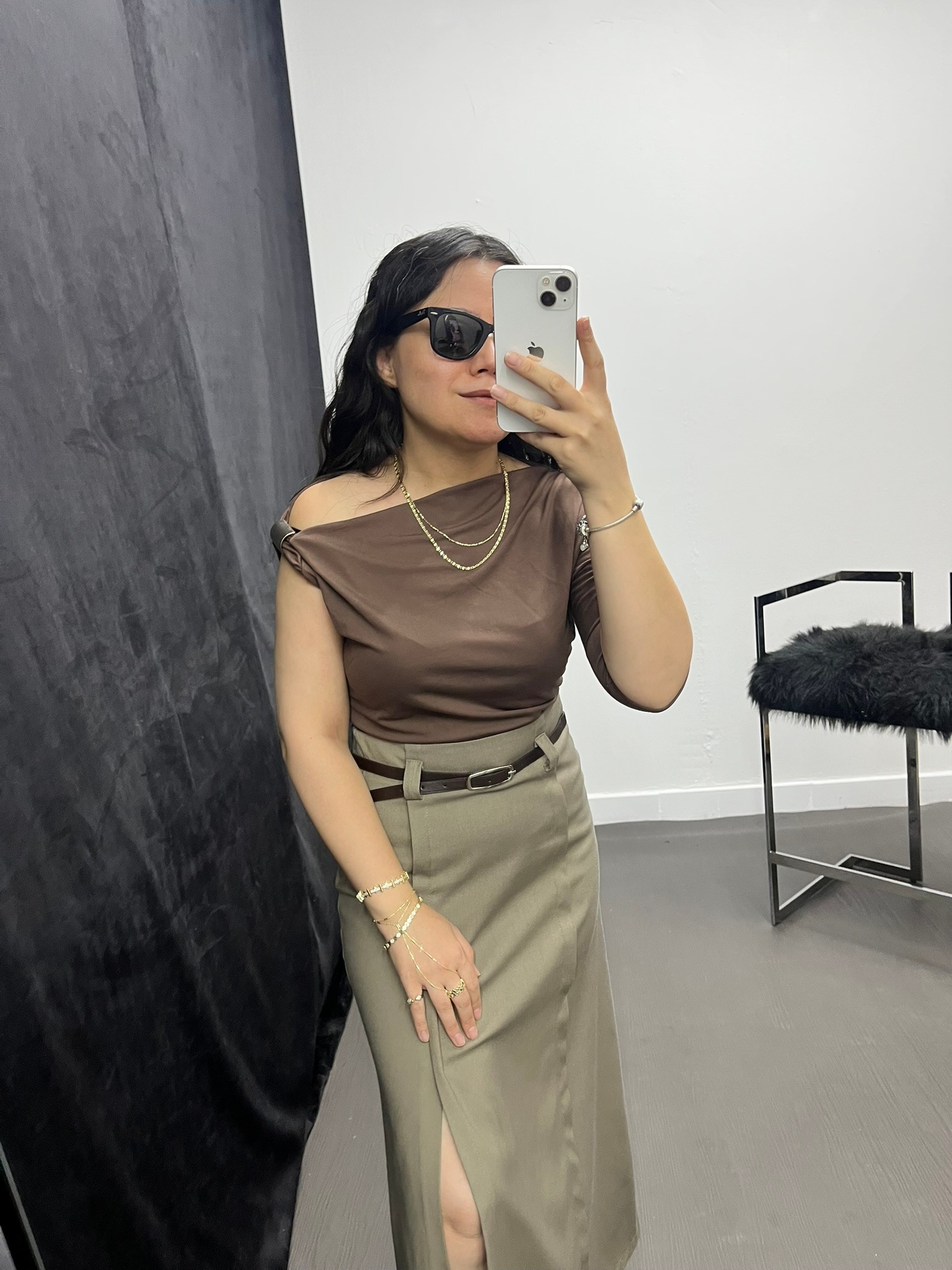 Omzu Gold Aksesuarlı Kahve Bluz