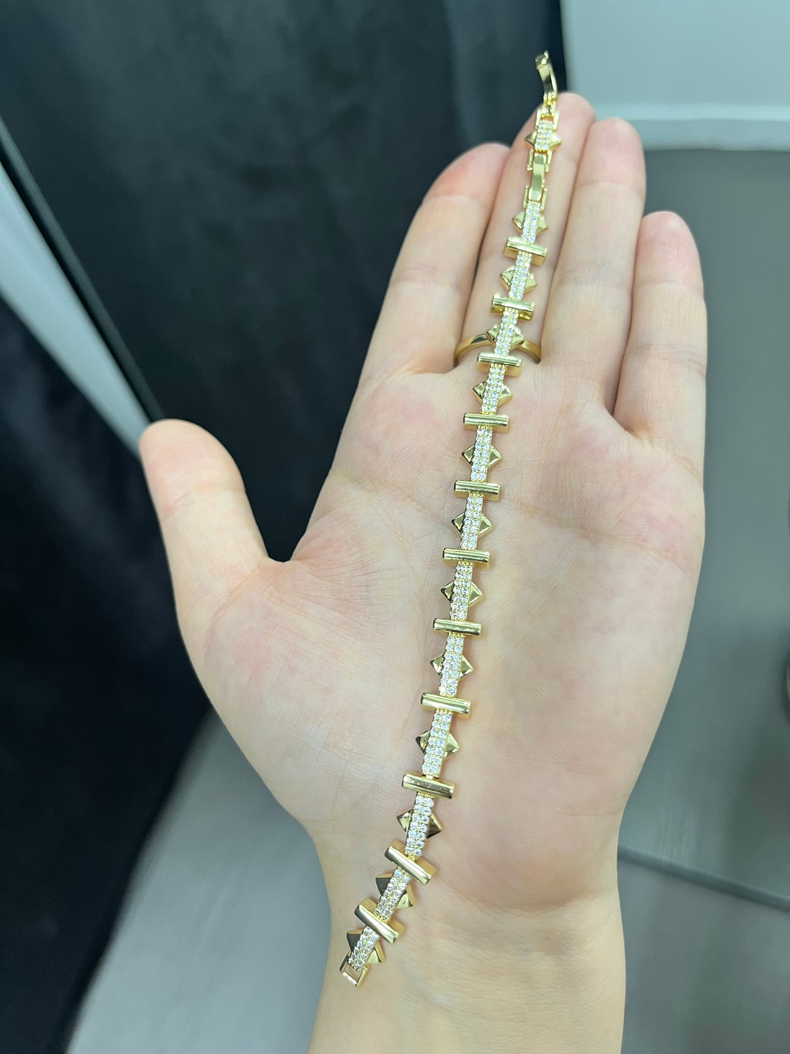Özel  Seri Zirkon Taşlı Üçgen Model Bileklik