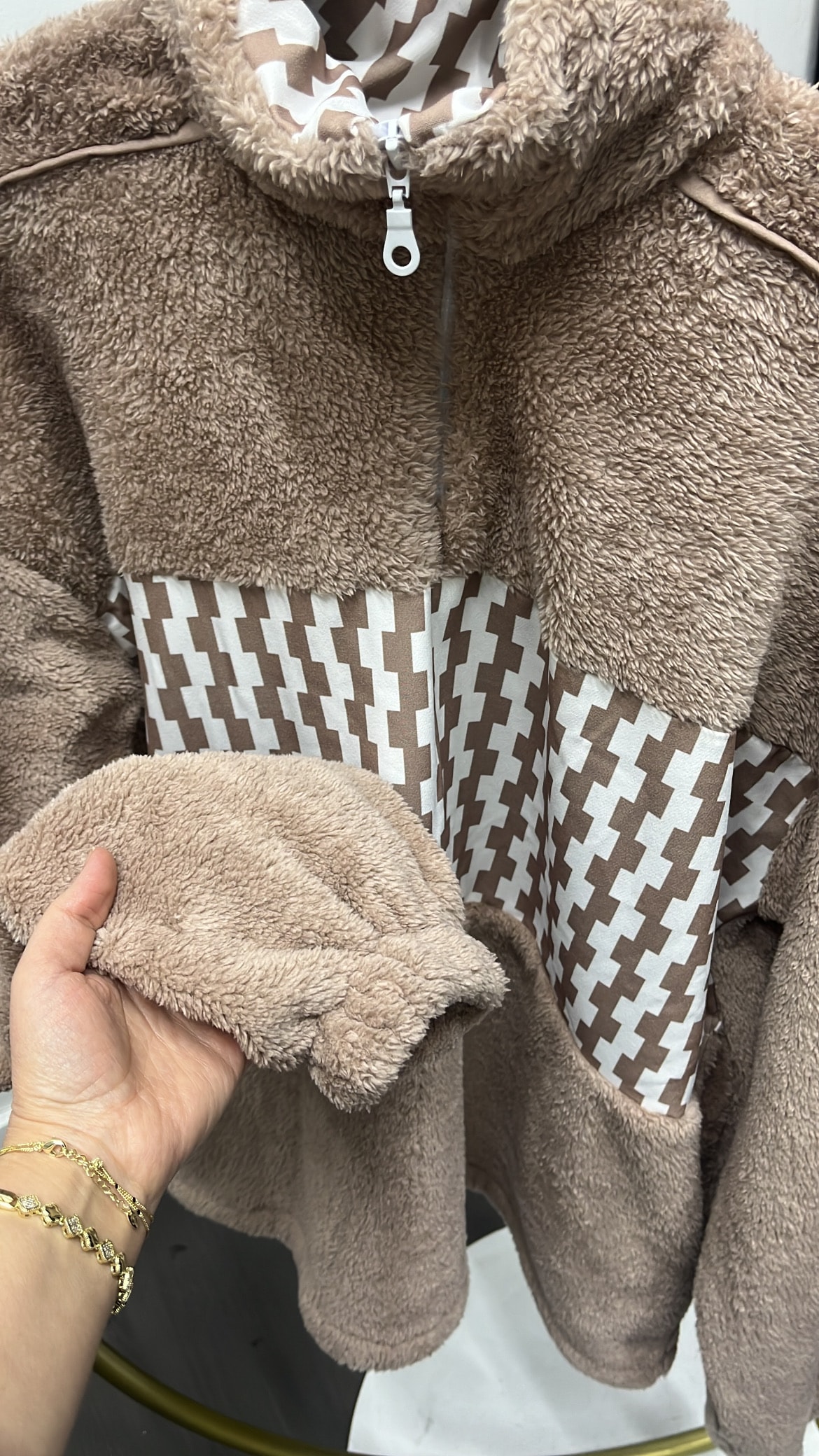 Dik Yaka Peluş Sweatshirt