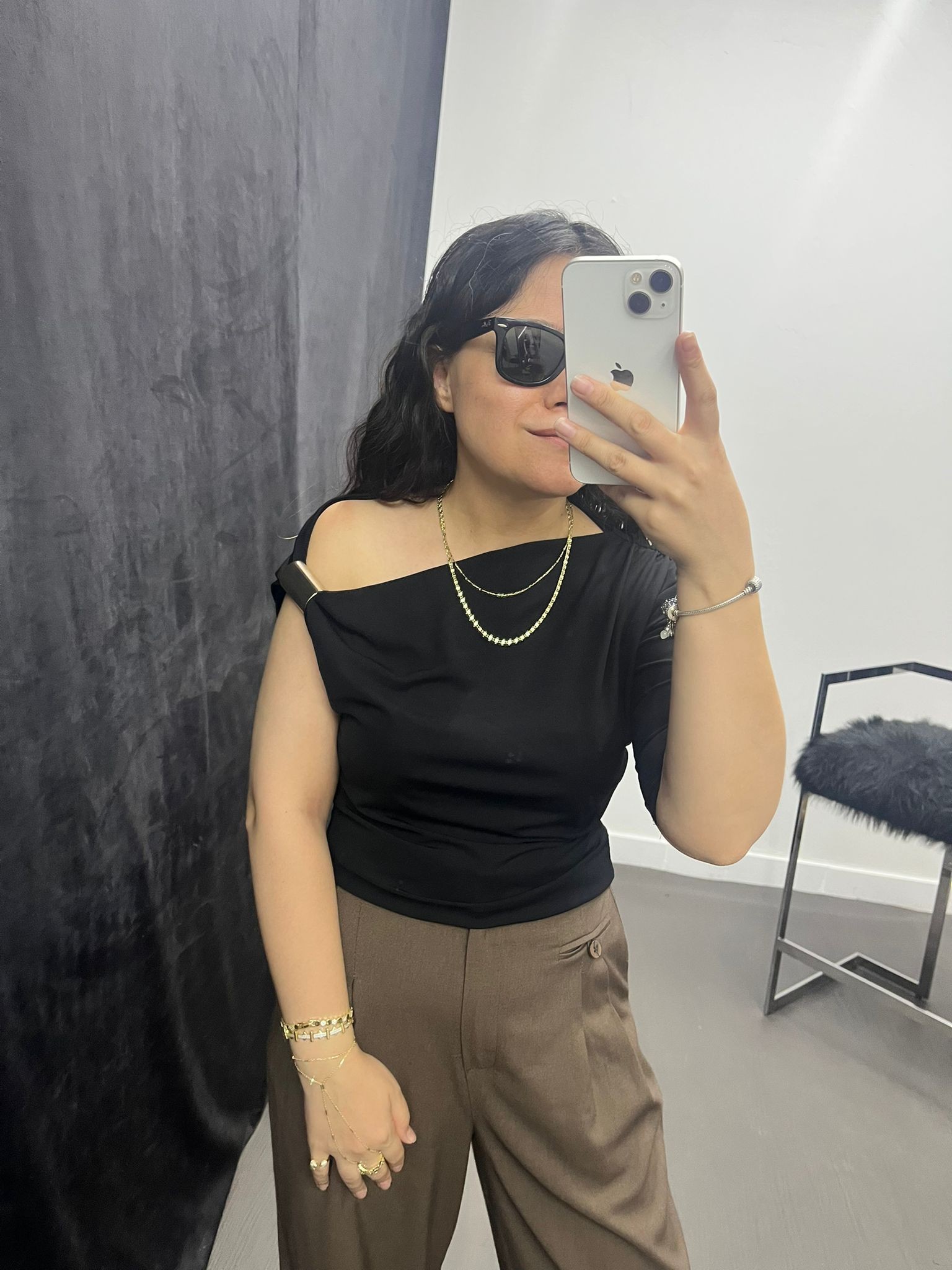 Omzu Gold Aksesuarlı Siyah Bluz