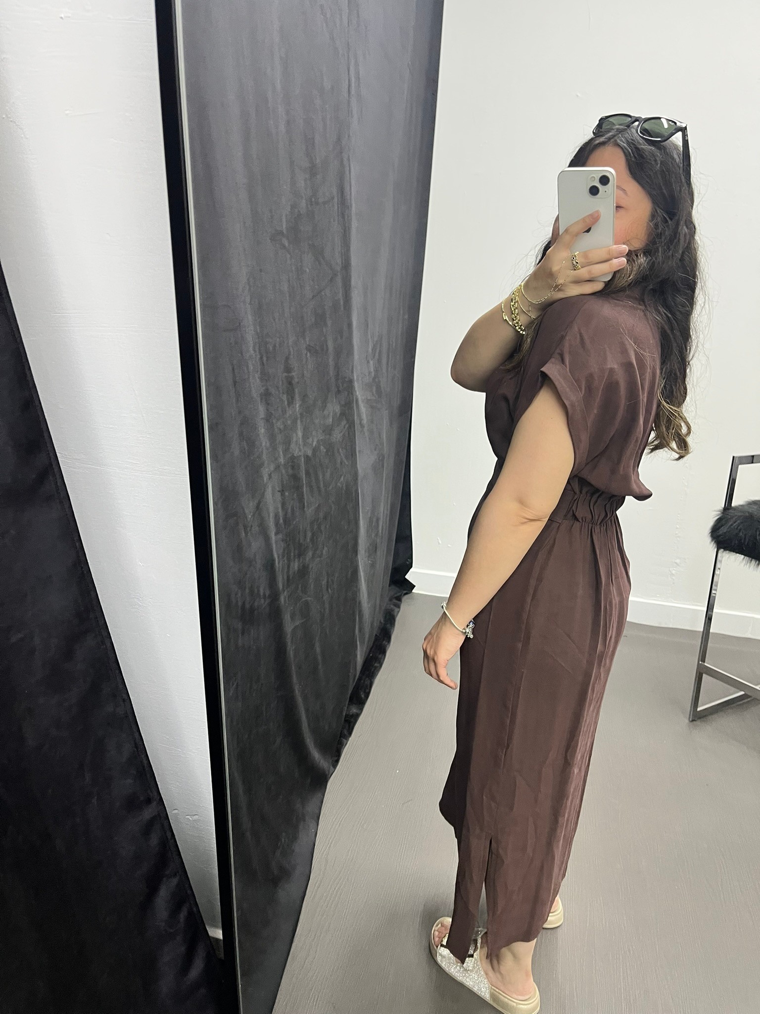 Arkası Lastik Detaylı ve Yandan Yırtmaçlı Elbise Kahve 