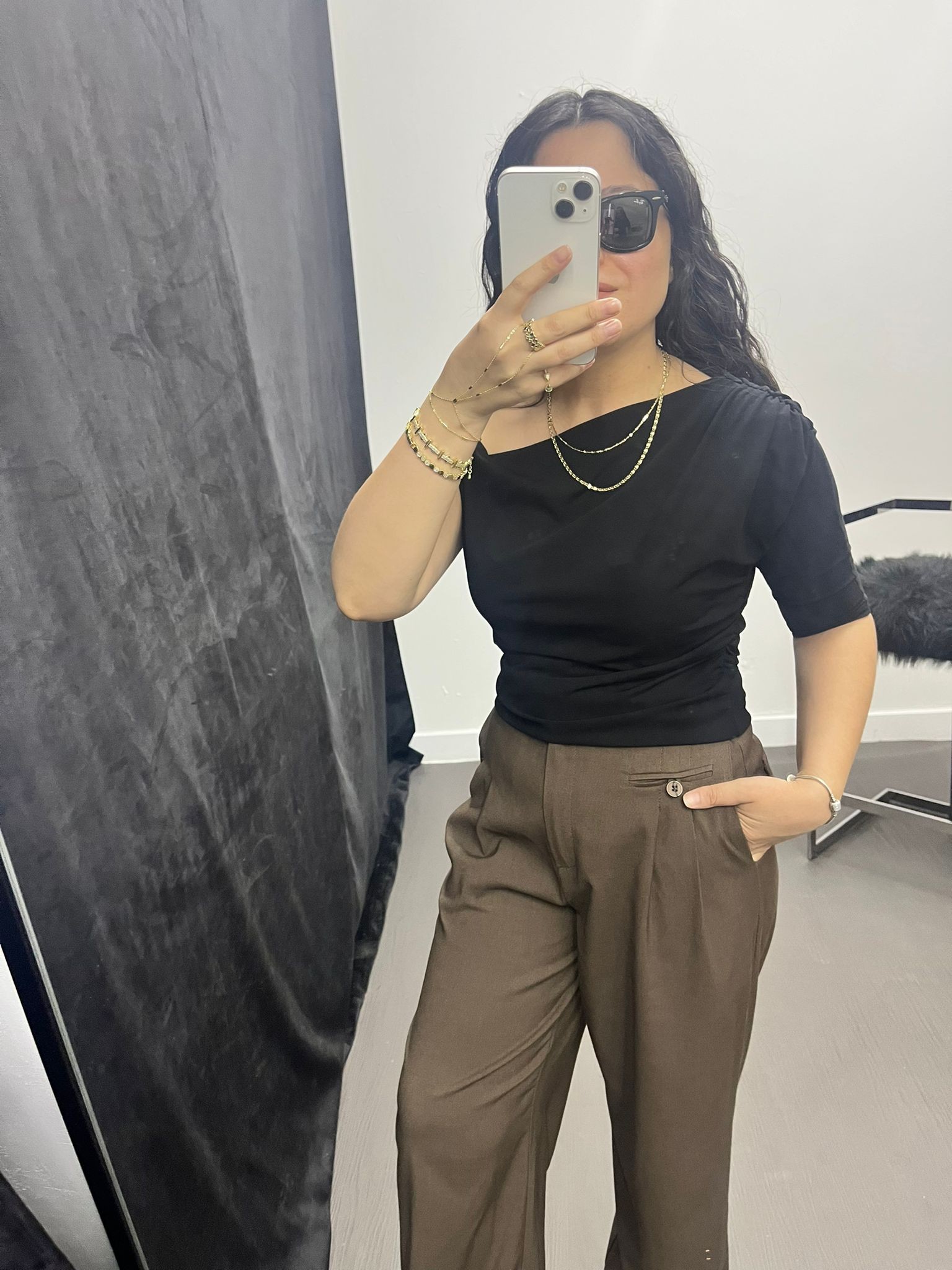 Omzu Gold Aksesuarlı Siyah Bluz