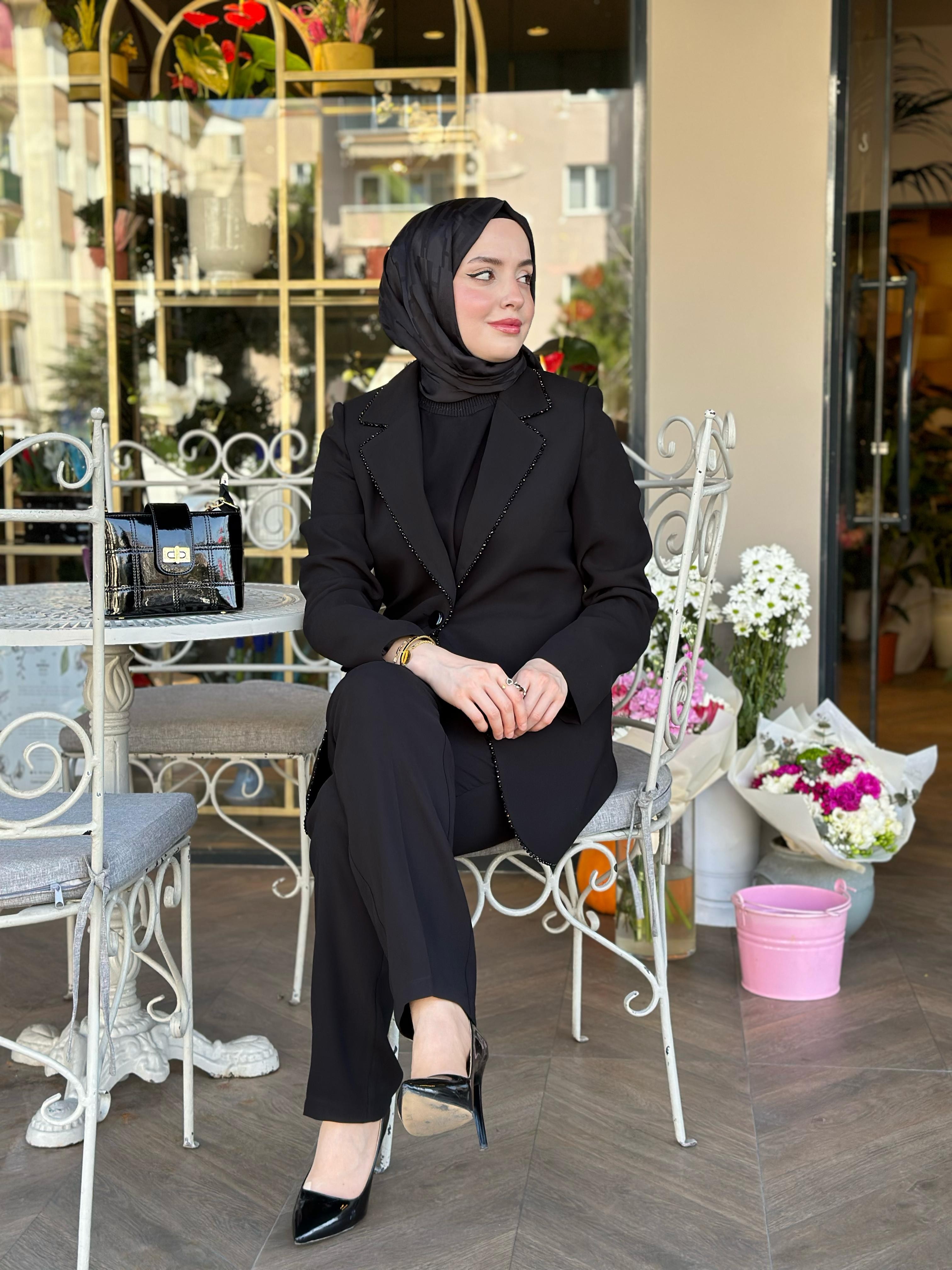 Hazal Moda 9046	Yakası Boncuklu Takım
