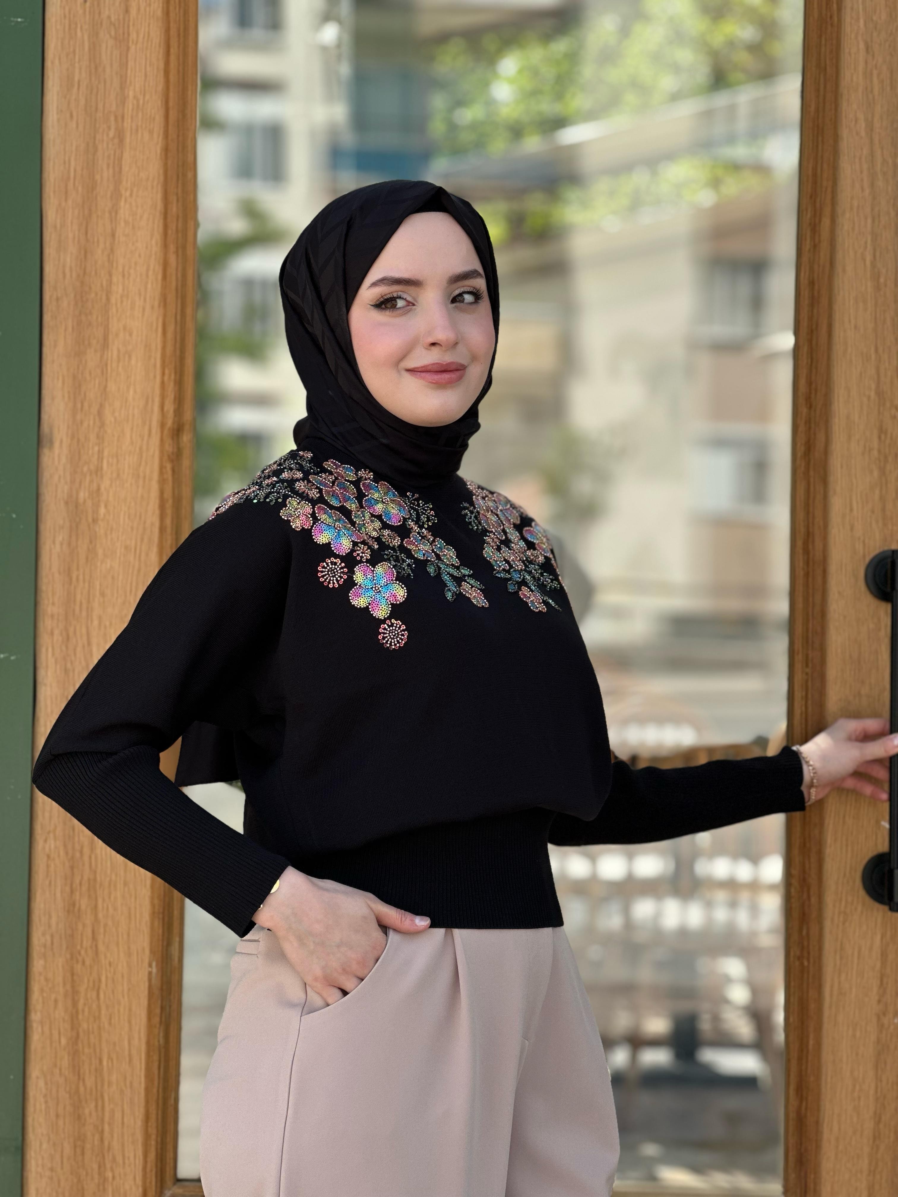 İthal M 62357	Merserize Çiçek İşlemeli Bluz