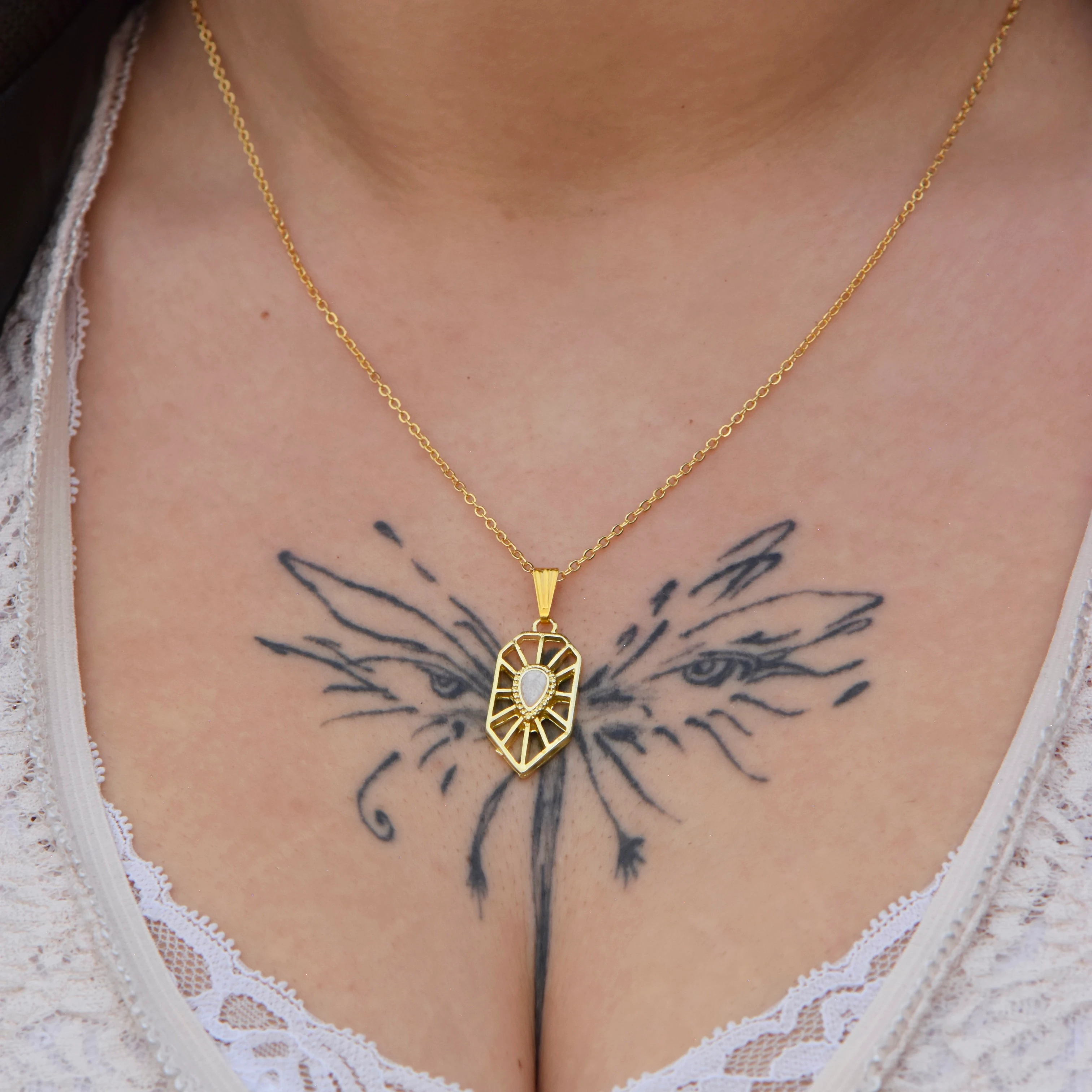 Beyaz Taşlı Geometrik Şekil 45 cm Kolye